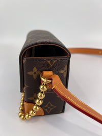 M14738 Steamer Wearable Wallet