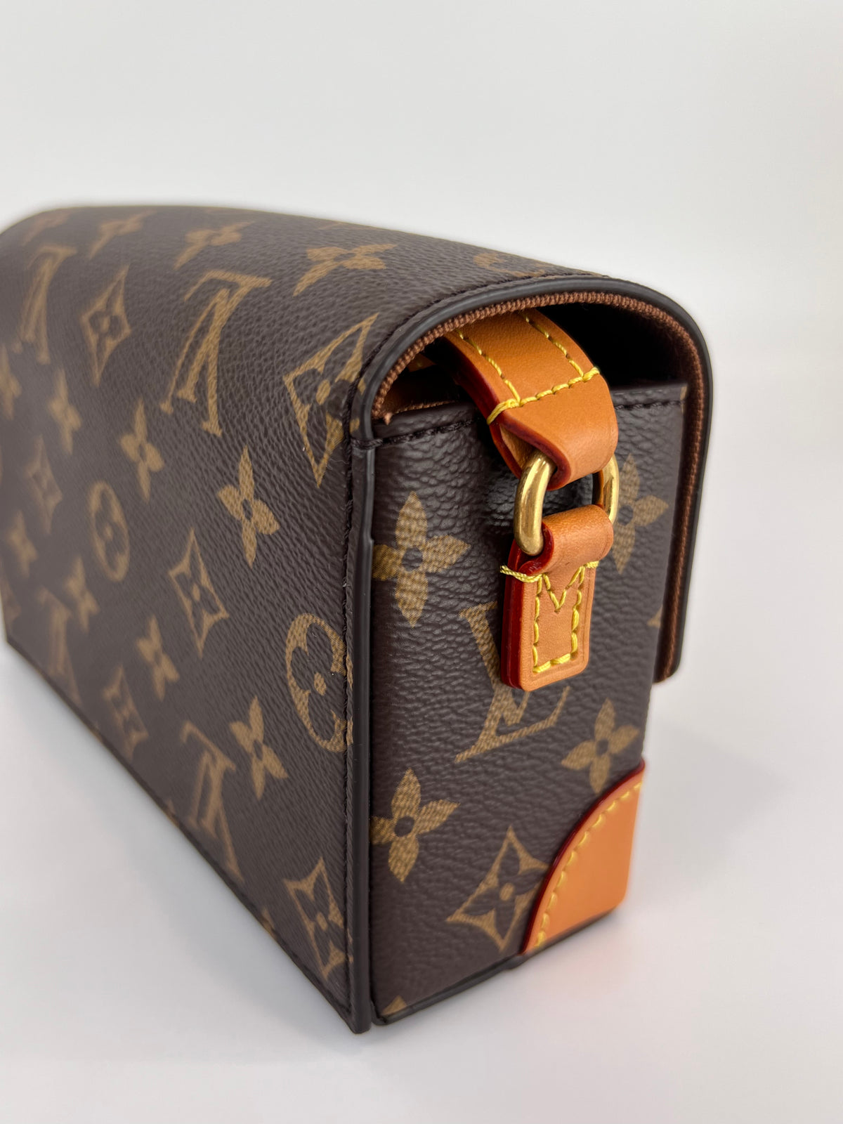 M14738 Steamer Wearable Wallet