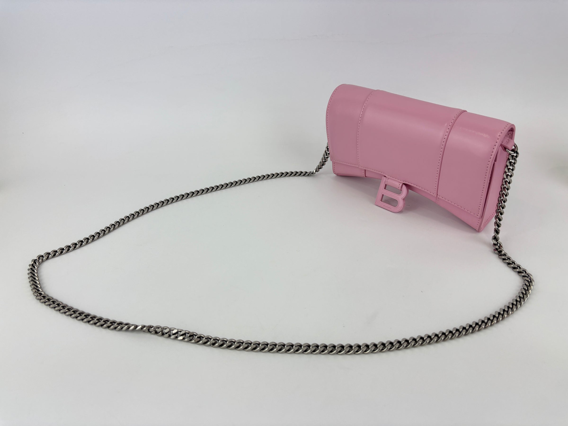 Hourglass Wallet On Chain in Shiny Calfskin Candy Pink
