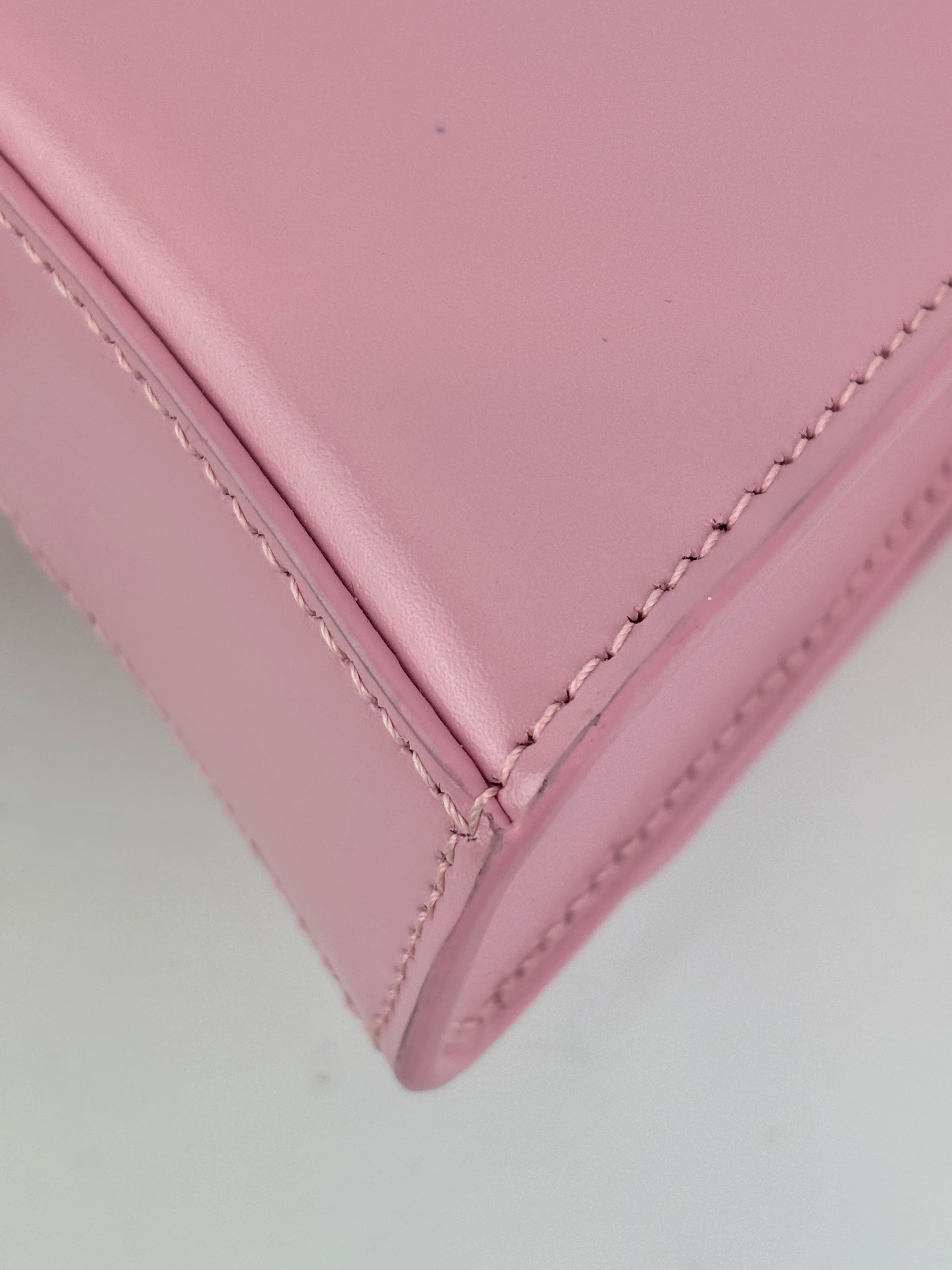 Hourglass Wallet On Chain in Shiny Calfskin Candy Pink