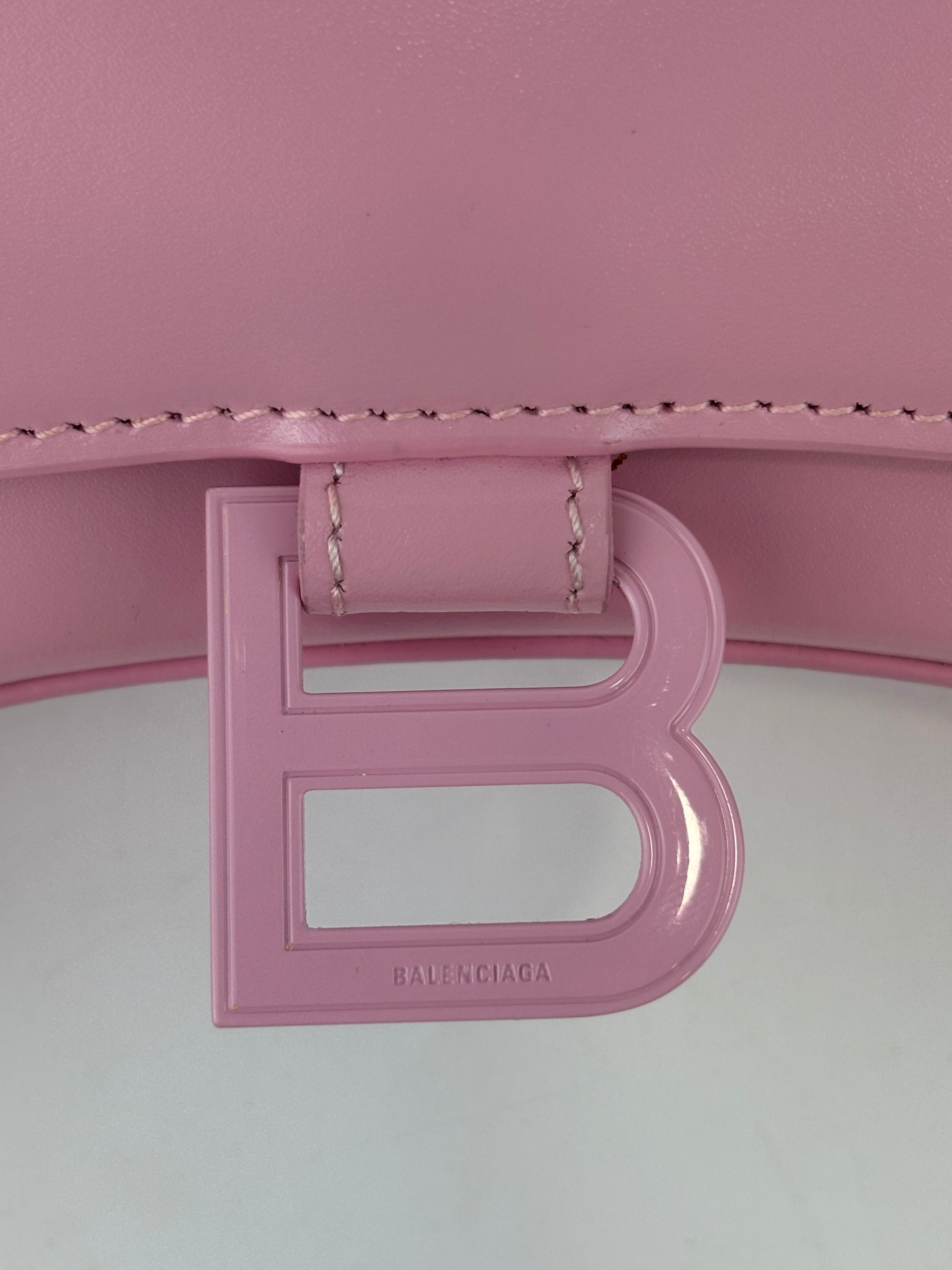 Hourglass Wallet On Chain in Shiny Calfskin Candy Pink