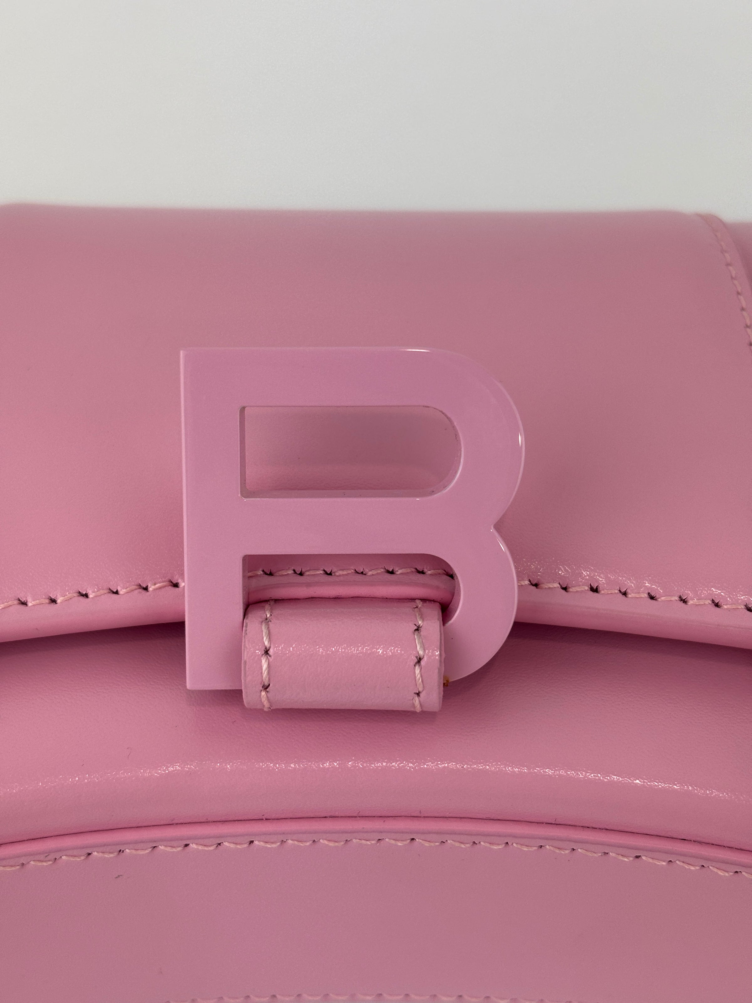 Hourglass Wallet On Chain in Shiny Calfskin Candy Pink
