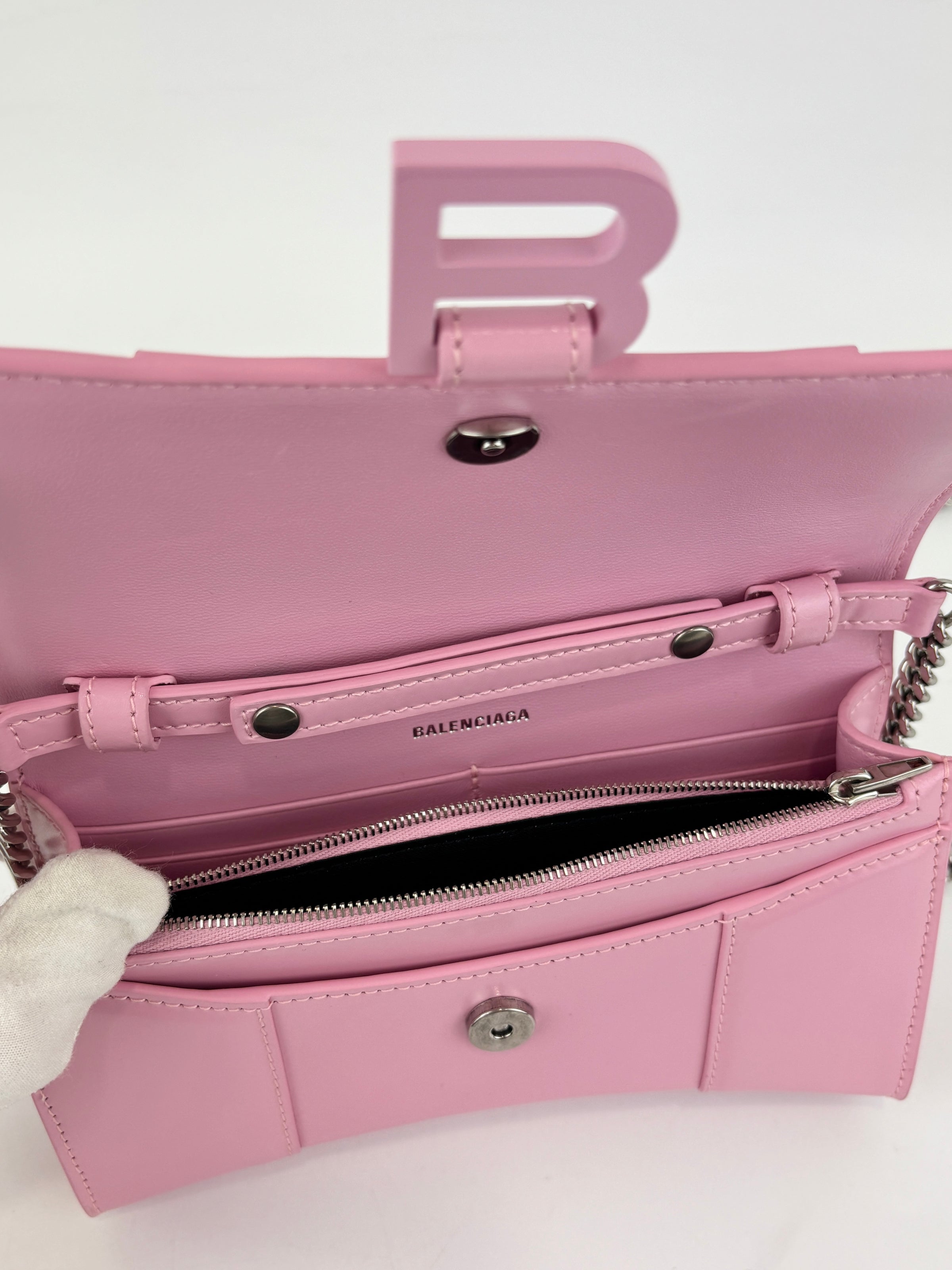 Hourglass Wallet On Chain in Shiny Calfskin Candy Pink