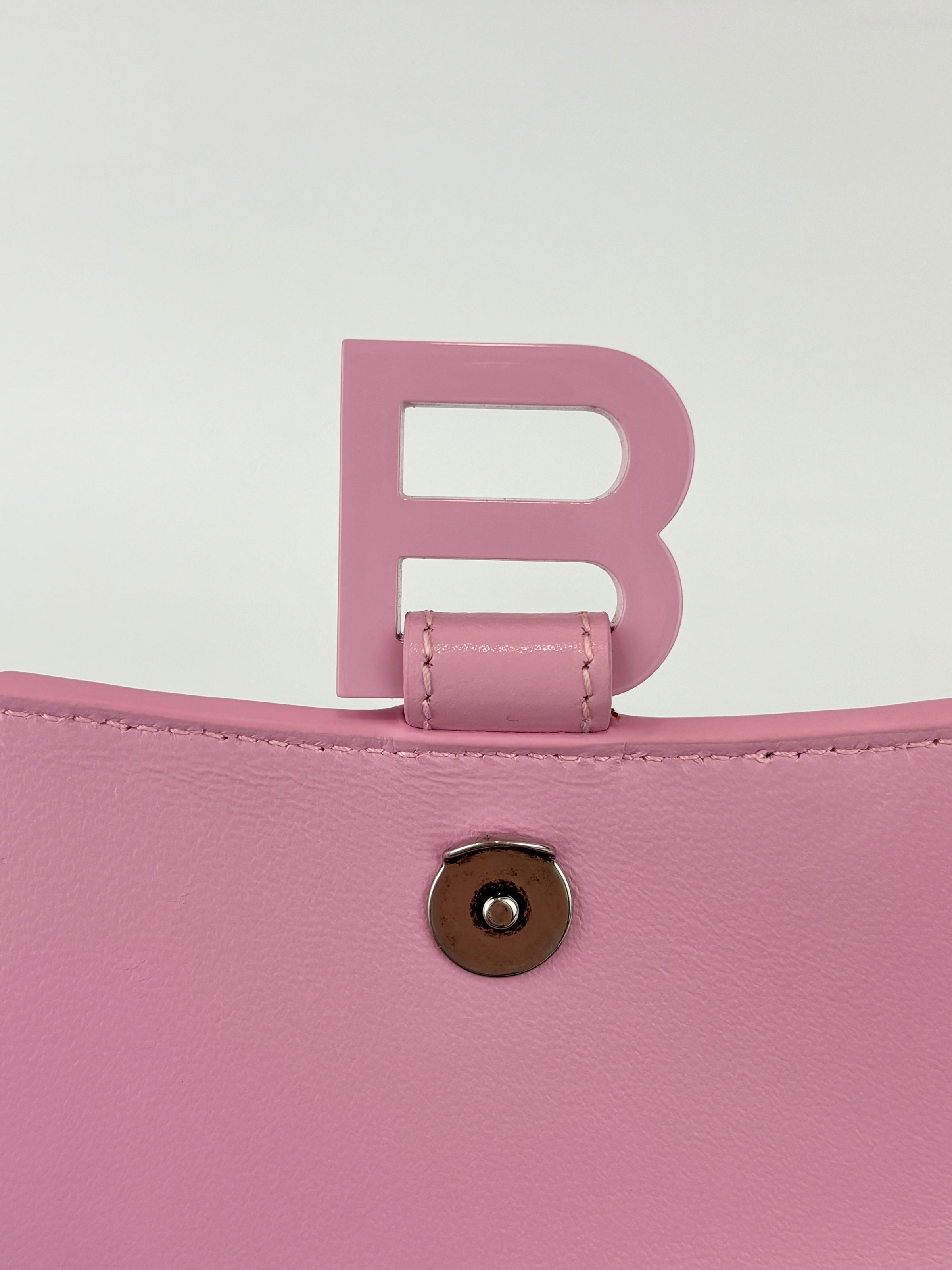 Hourglass Wallet On Chain in Shiny Calfskin Candy Pink