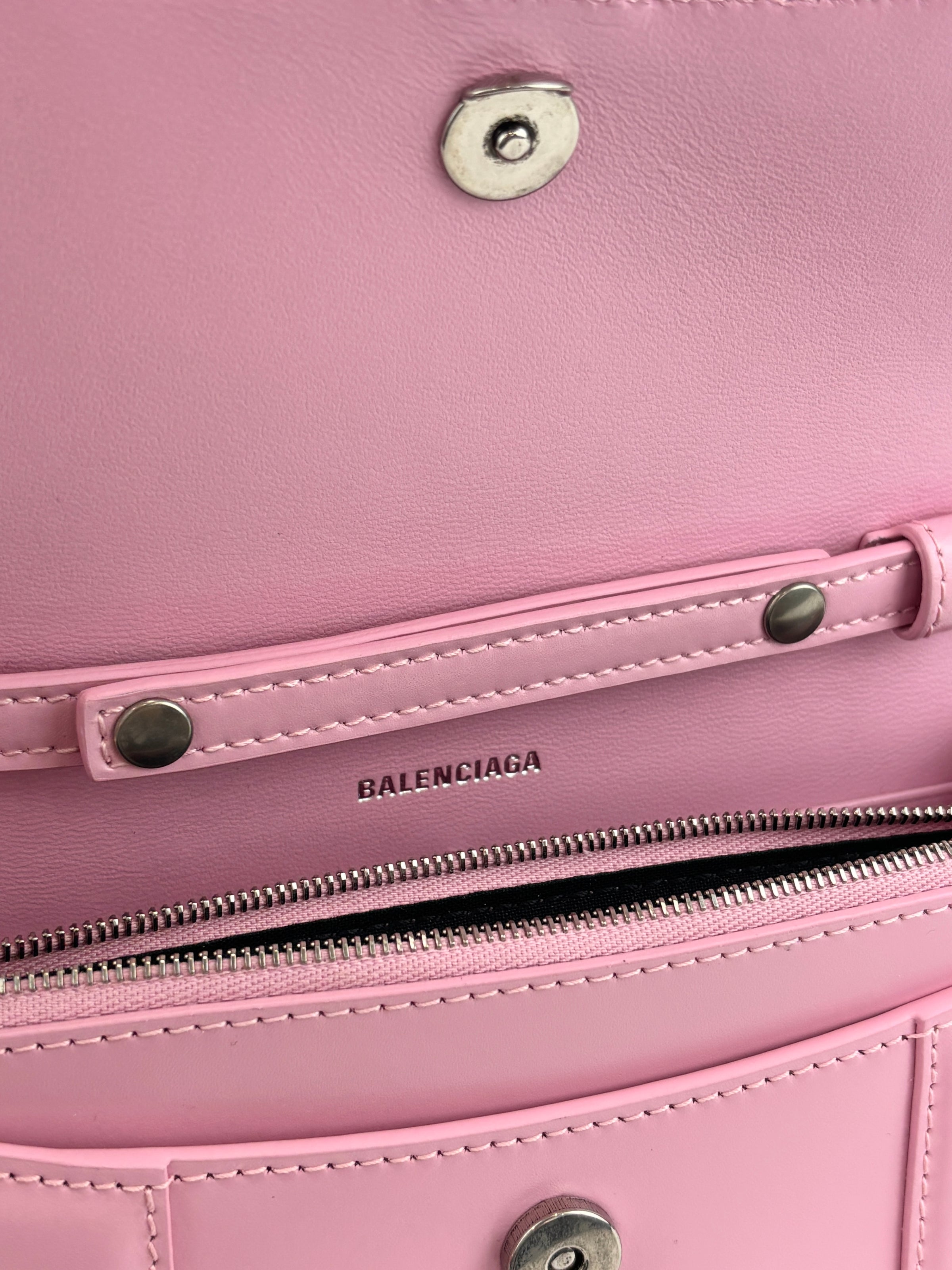 Hourglass Wallet On Chain in Shiny Calfskin Candy Pink