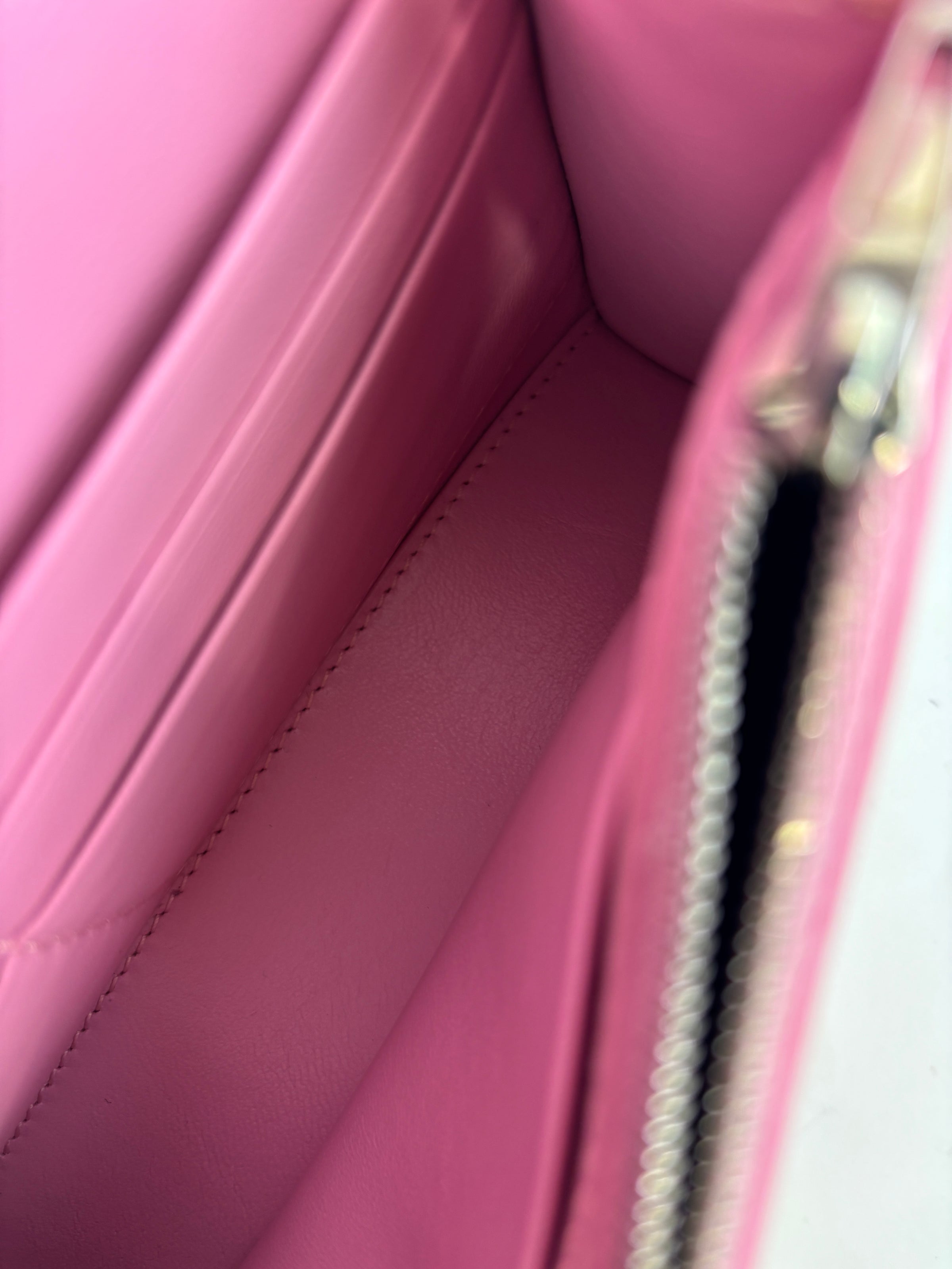 Hourglass Wallet On Chain in Shiny Calfskin Candy Pink