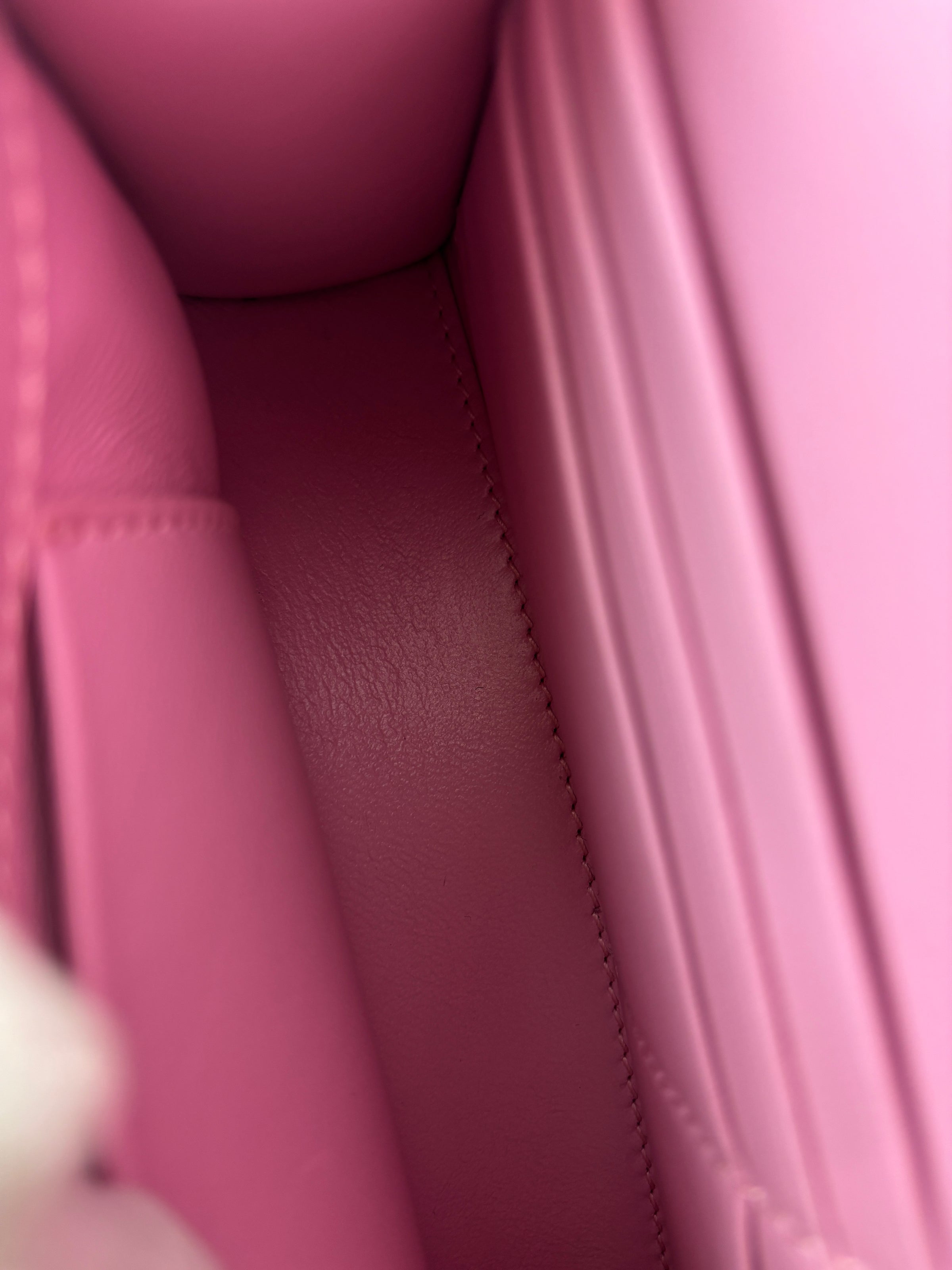 Hourglass Wallet On Chain in Shiny Calfskin Candy Pink