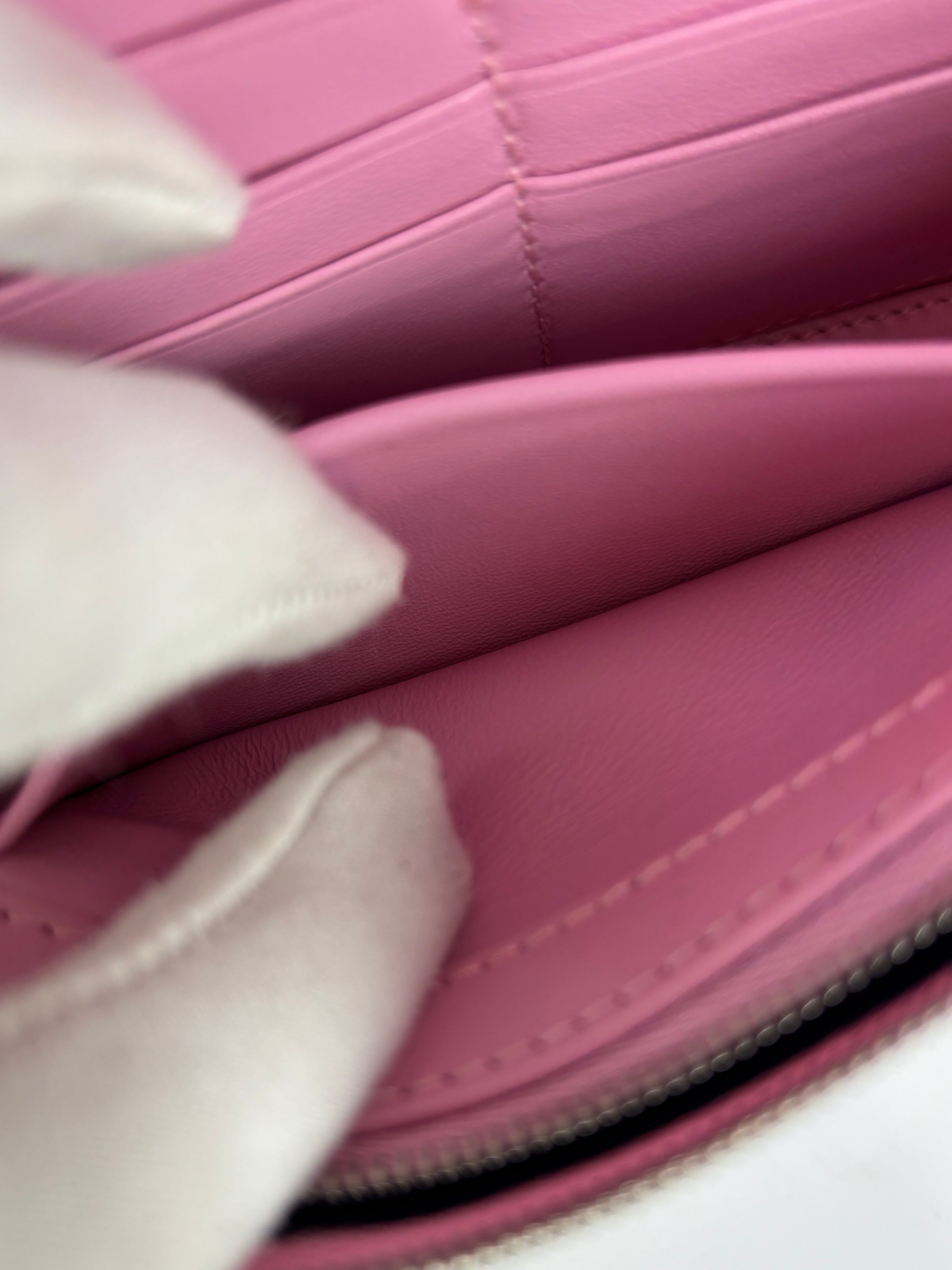Hourglass Wallet On Chain in Shiny Calfskin Candy Pink