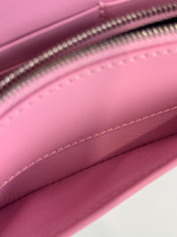 Hourglass Wallet On Chain in Shiny Calfskin Candy Pink