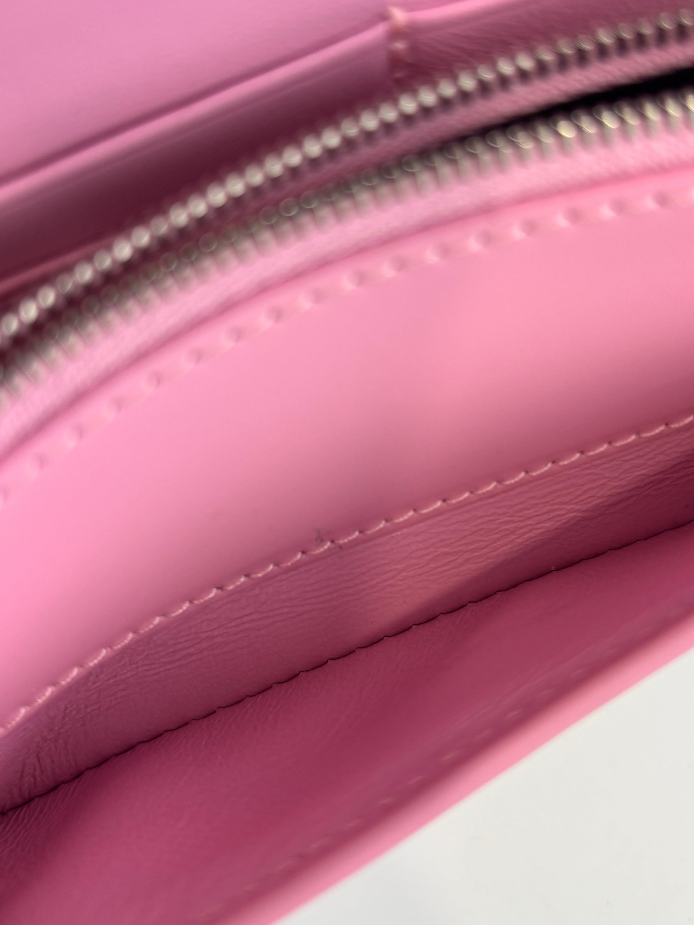 Hourglass Wallet On Chain in Shiny Calfskin Candy Pink