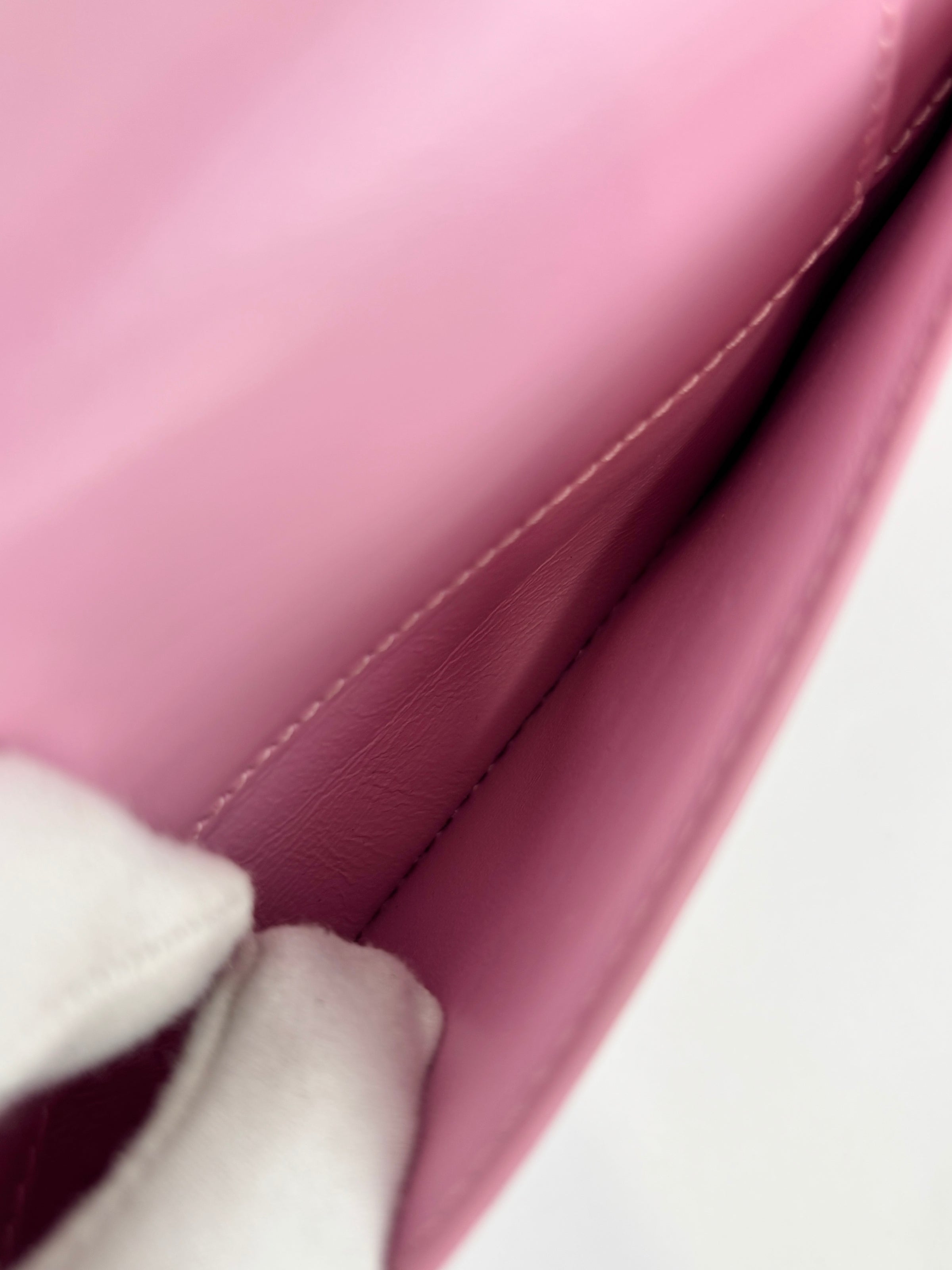 Hourglass Wallet On Chain in Shiny Calfskin Candy Pink