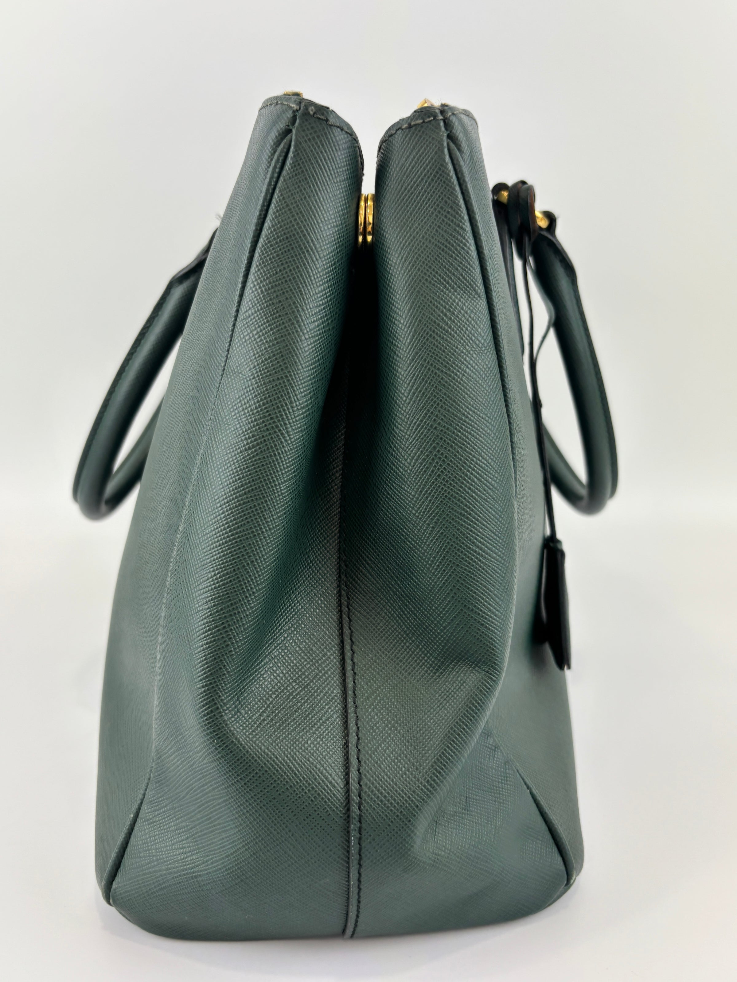 BN2274 Saffiano Medium Galleria Double Zip Tote Emerald Green GHW