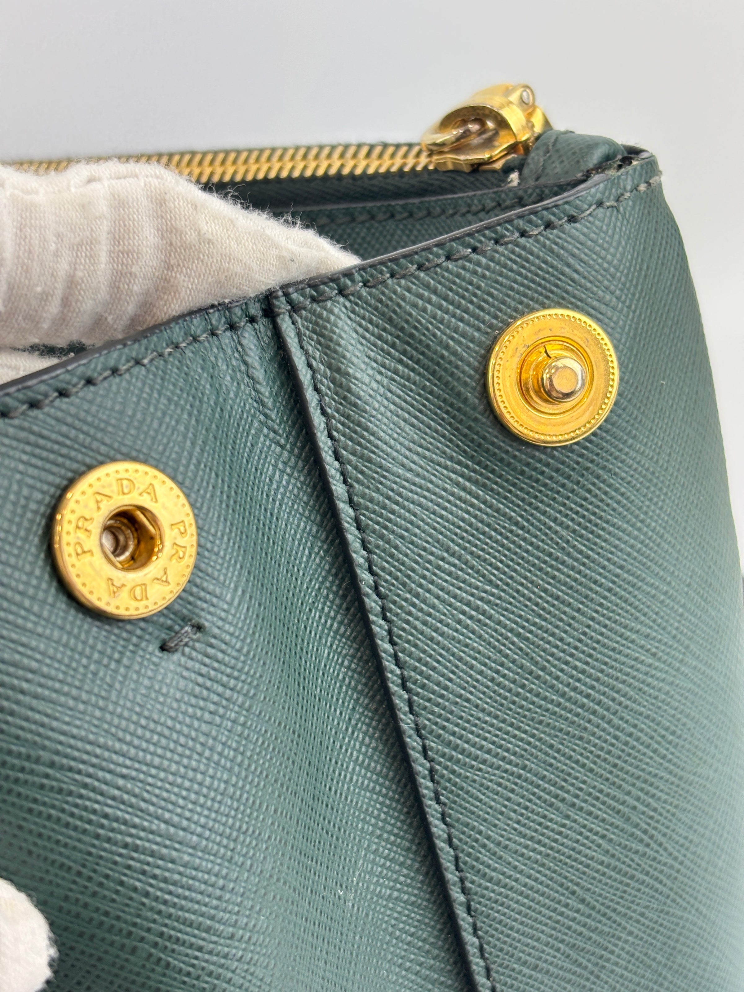 BN2274 Saffiano Medium Galleria Double Zip Tote Emerald Green GHW
