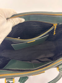 BN2274 Saffiano Medium Galleria Double Zip Tote Emerald Green GHW