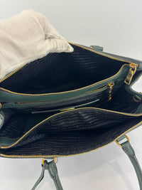 BN2274 Saffiano Medium Galleria Double Zip Tote Emerald Green GHW