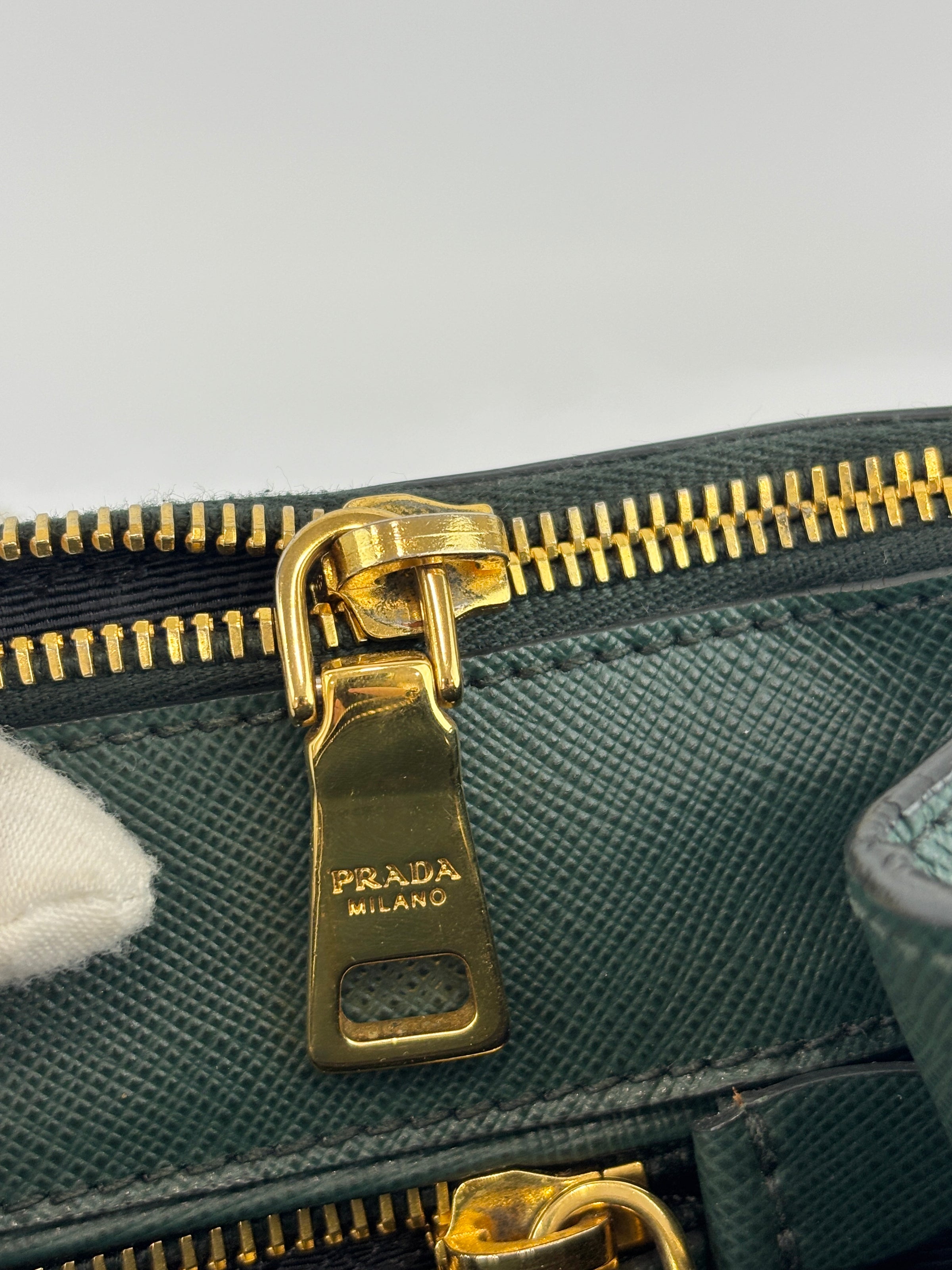 BN2274 Saffiano Medium Galleria Double Zip Tote Emerald Green GHW