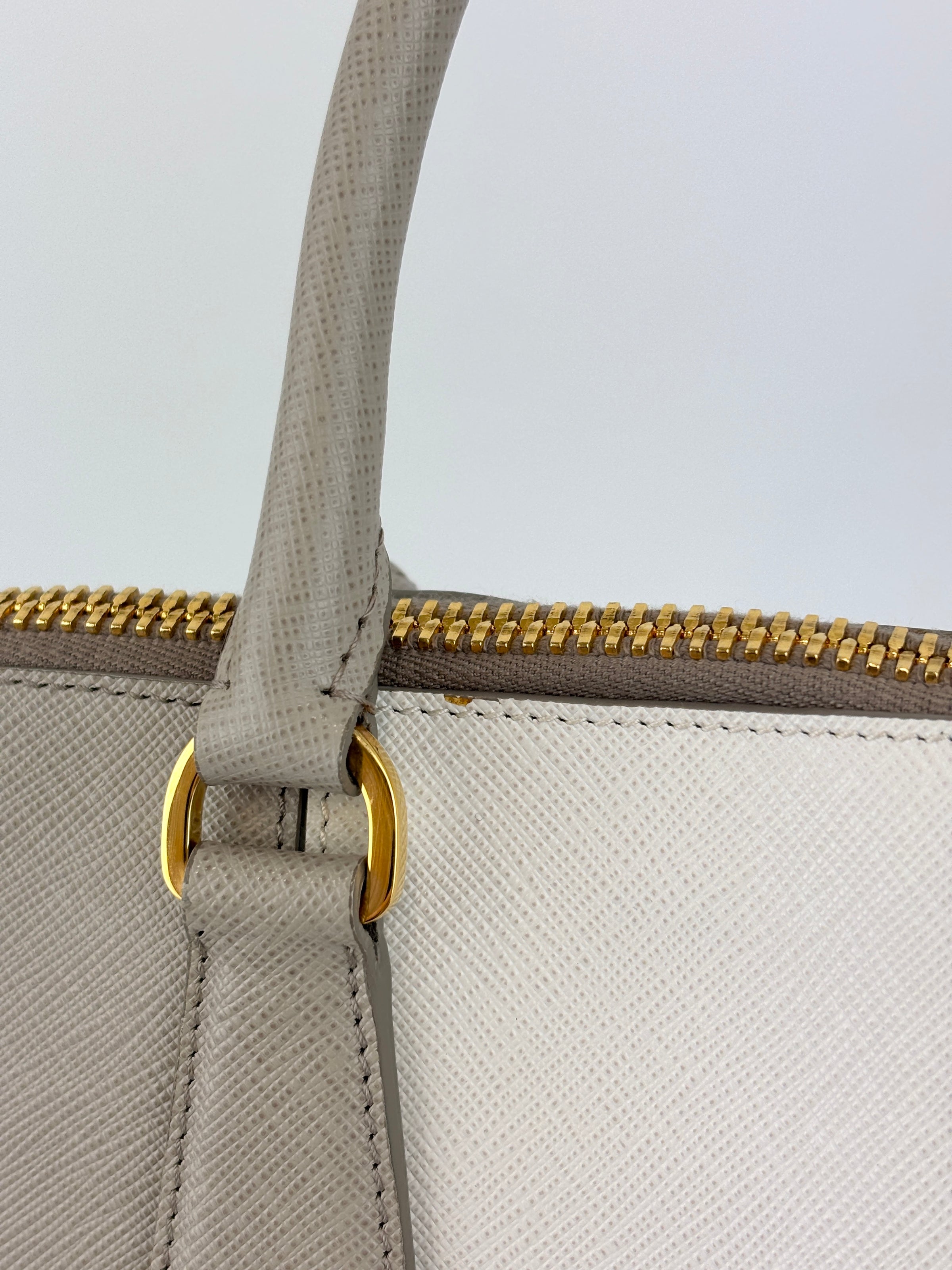 BL836C Saffiano Lux Medium Promenade Argilla/Pomice