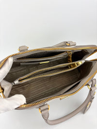 BL836C Saffiano Lux Medium Promenade Argilla/Pomice