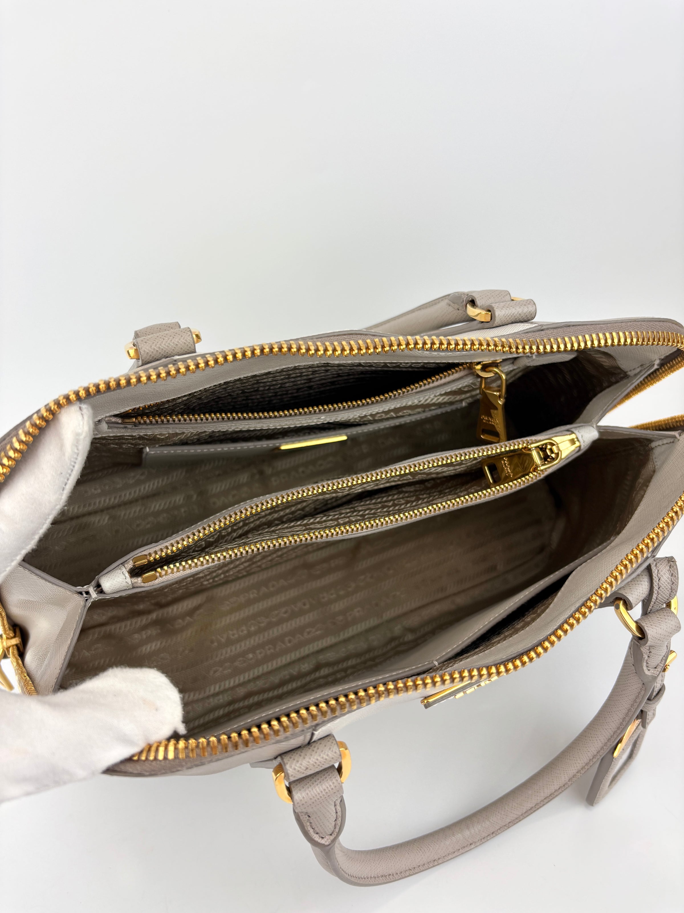 BL836C Saffiano Lux Medium Promenade Argilla/Pomice