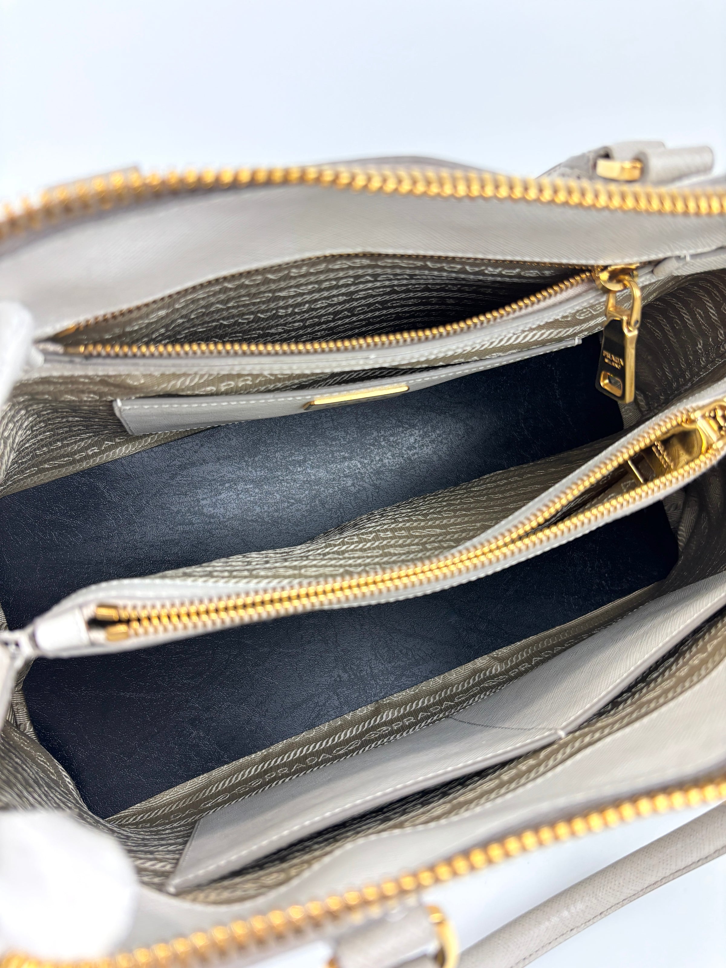 BL836C Saffiano Lux Medium Promenade Argilla/Pomice