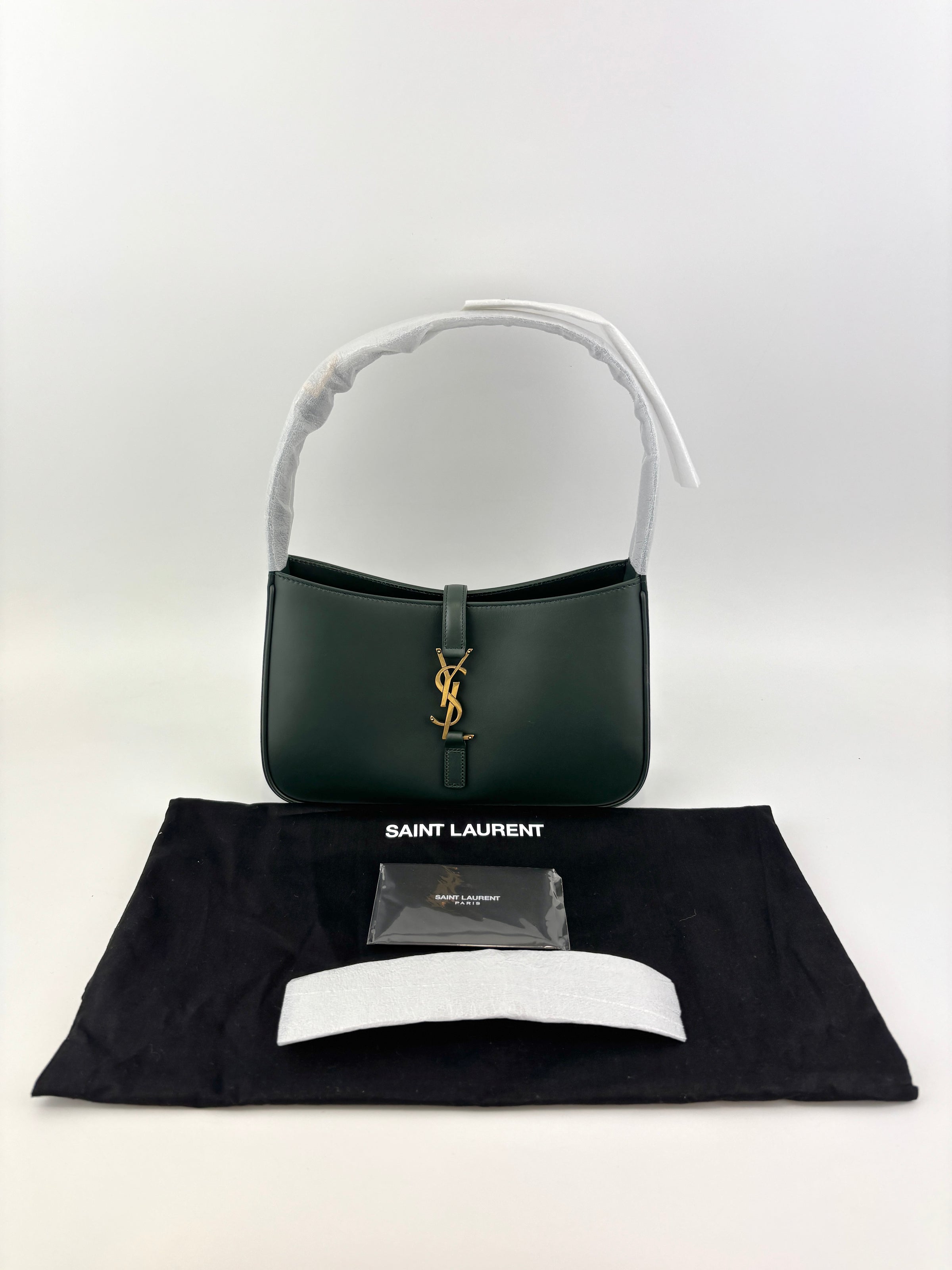 Le 5 À 7 Leather Shoulder Bag in Vert Fonce