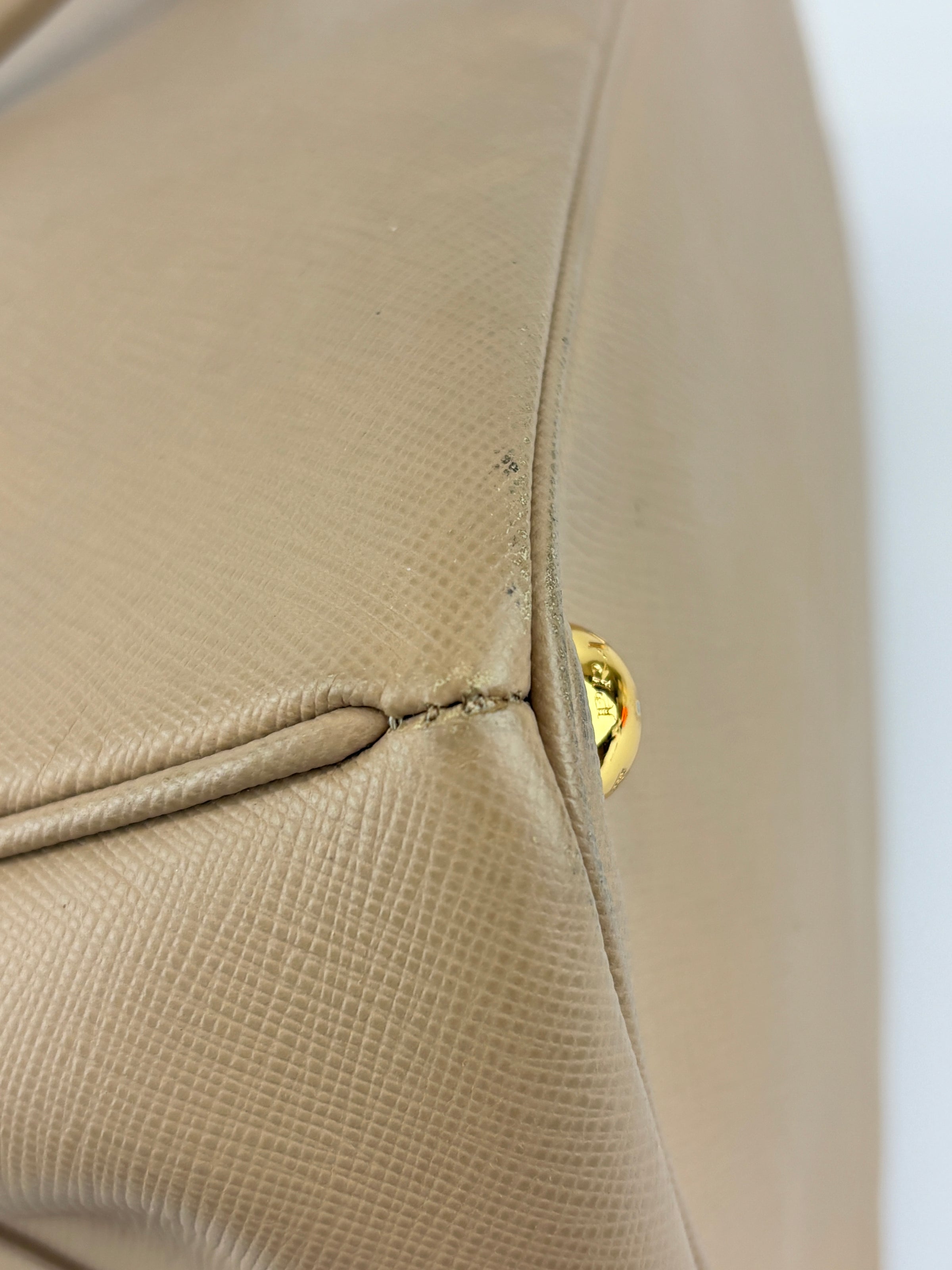 BN2274 Saffiano Lux Tote Sabbia