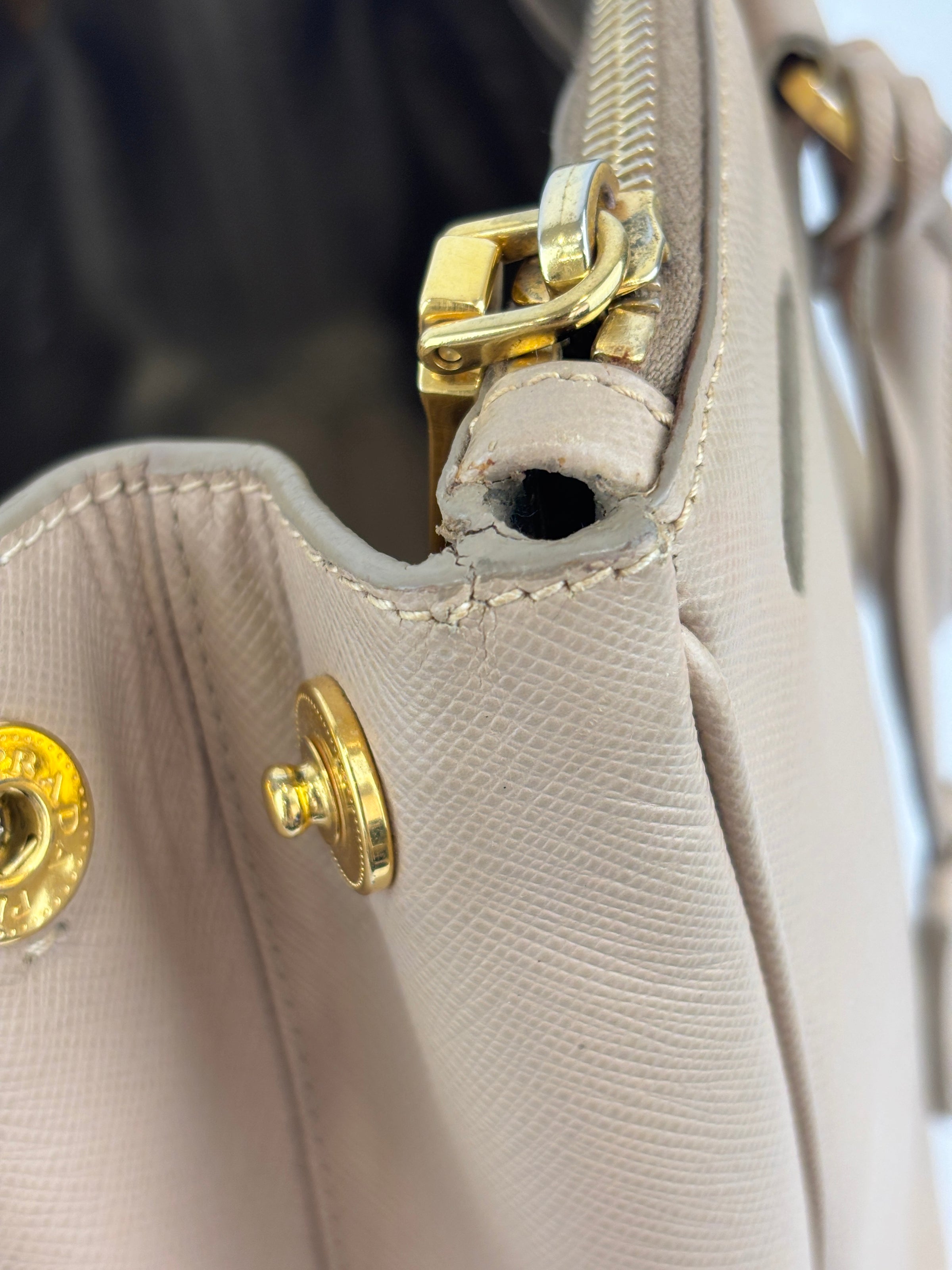 BN2274 Saffiano Lux Tote Sabbia