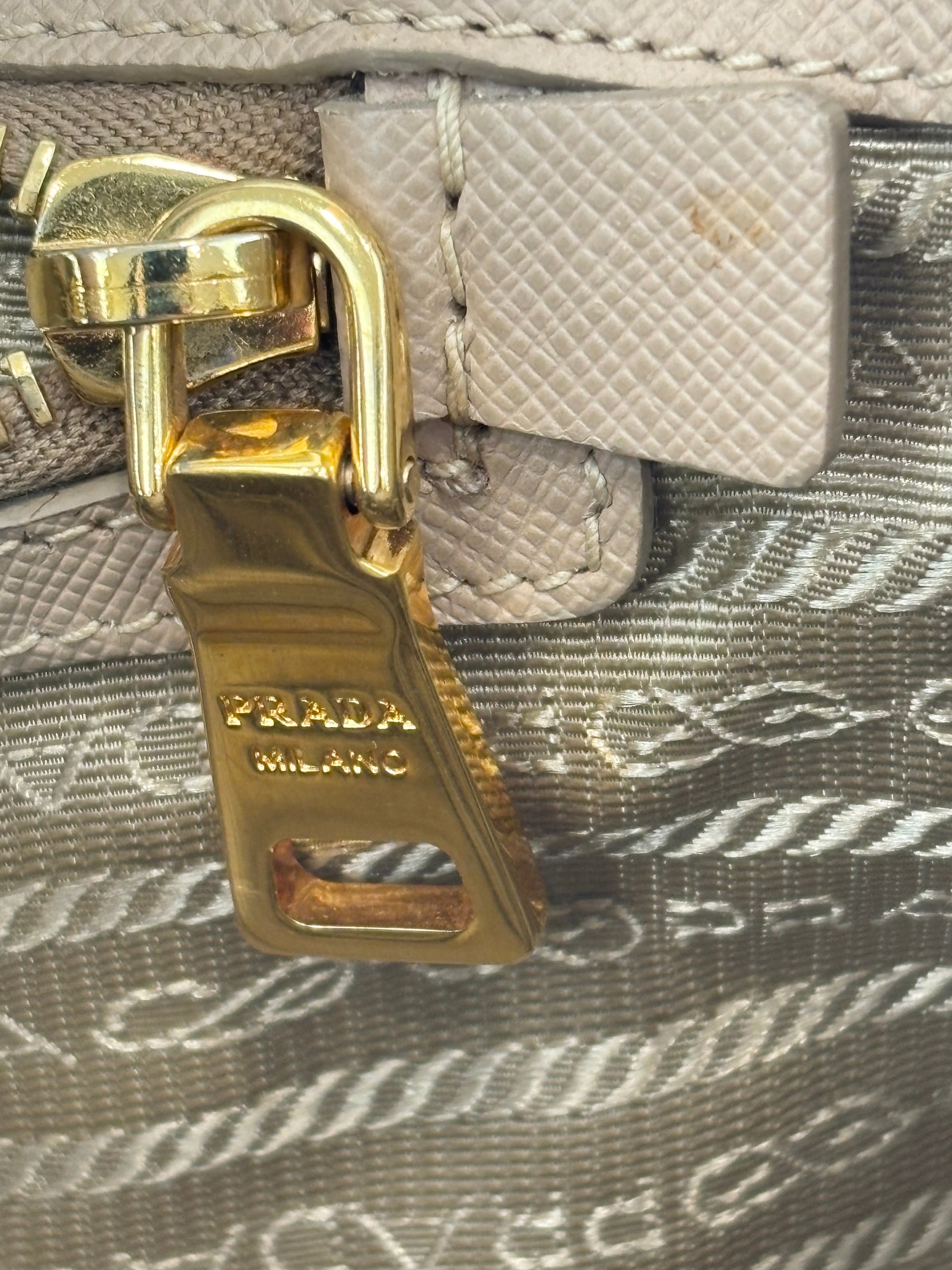 BN2274 Saffiano Lux Tote Sabbia