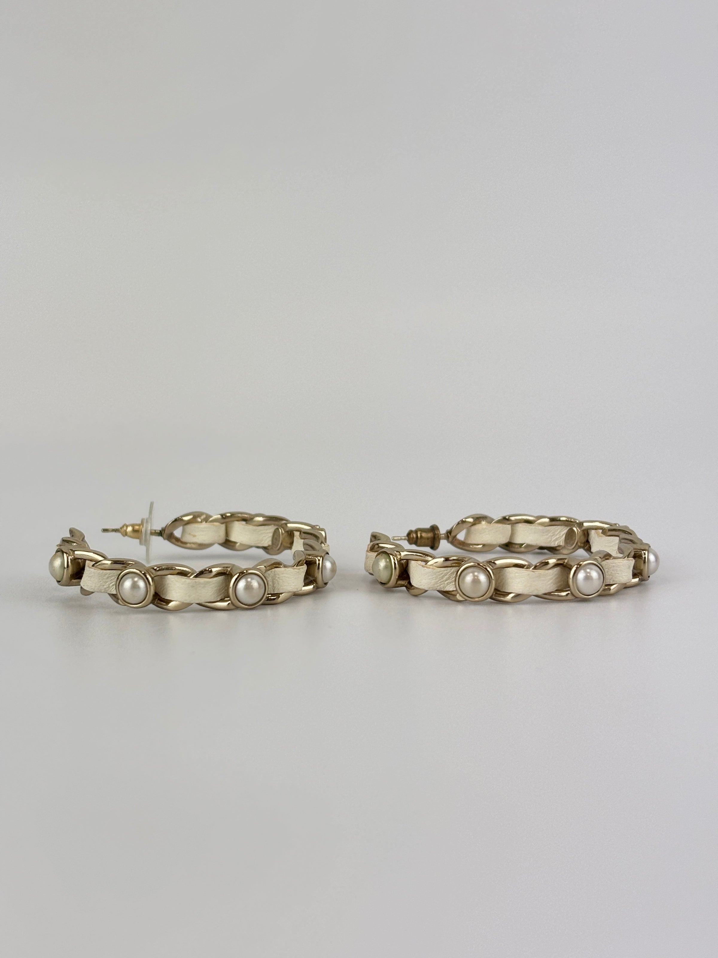 AB2674 White Woven Lambskin Gold Faux Pearl Chain Hoop Earrings