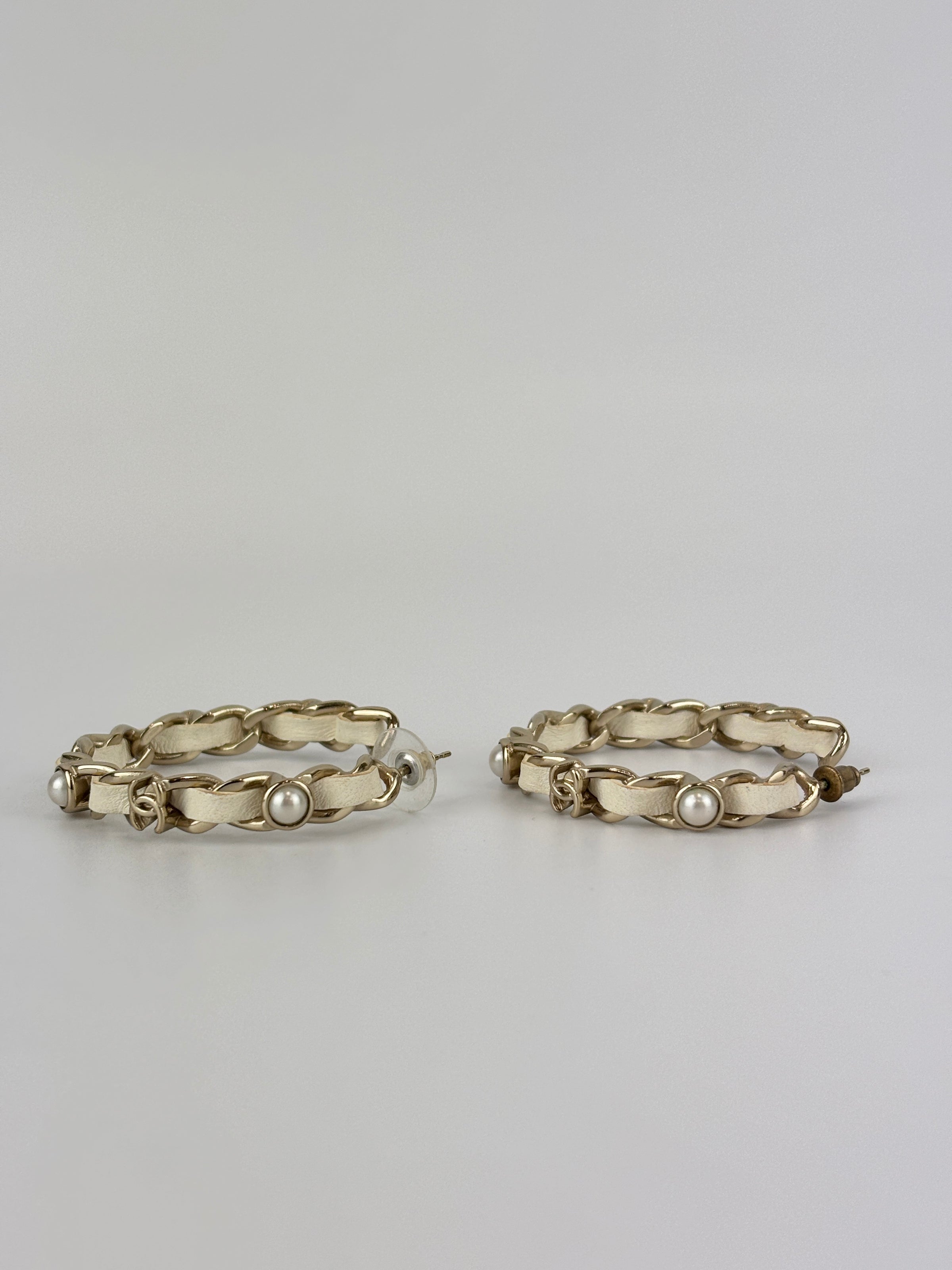 AB2674 White Woven Lambskin Gold Faux Pearl Chain Hoop Earrings