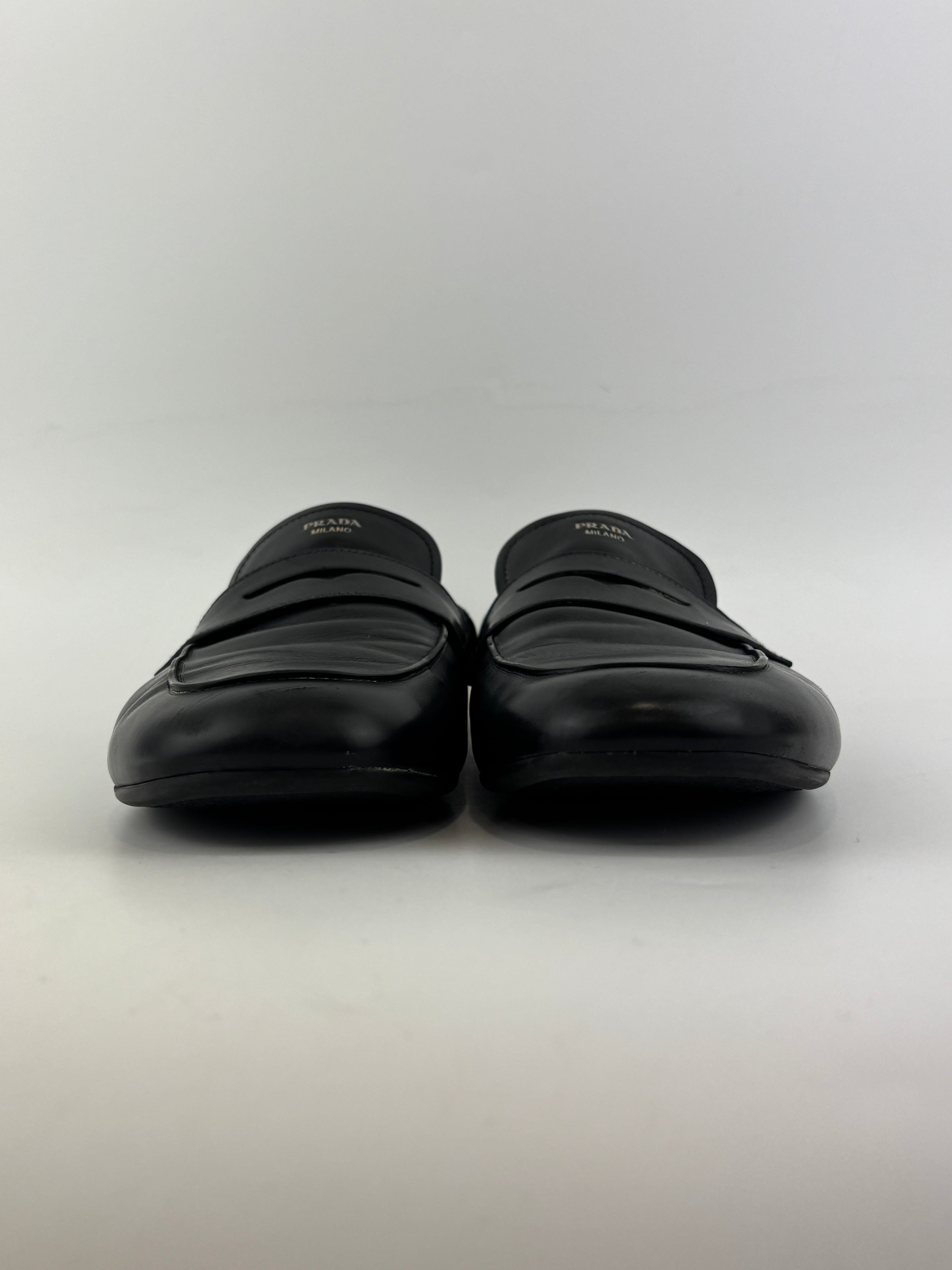 Shuffle Antiqued Leather Loafers Size 9.5