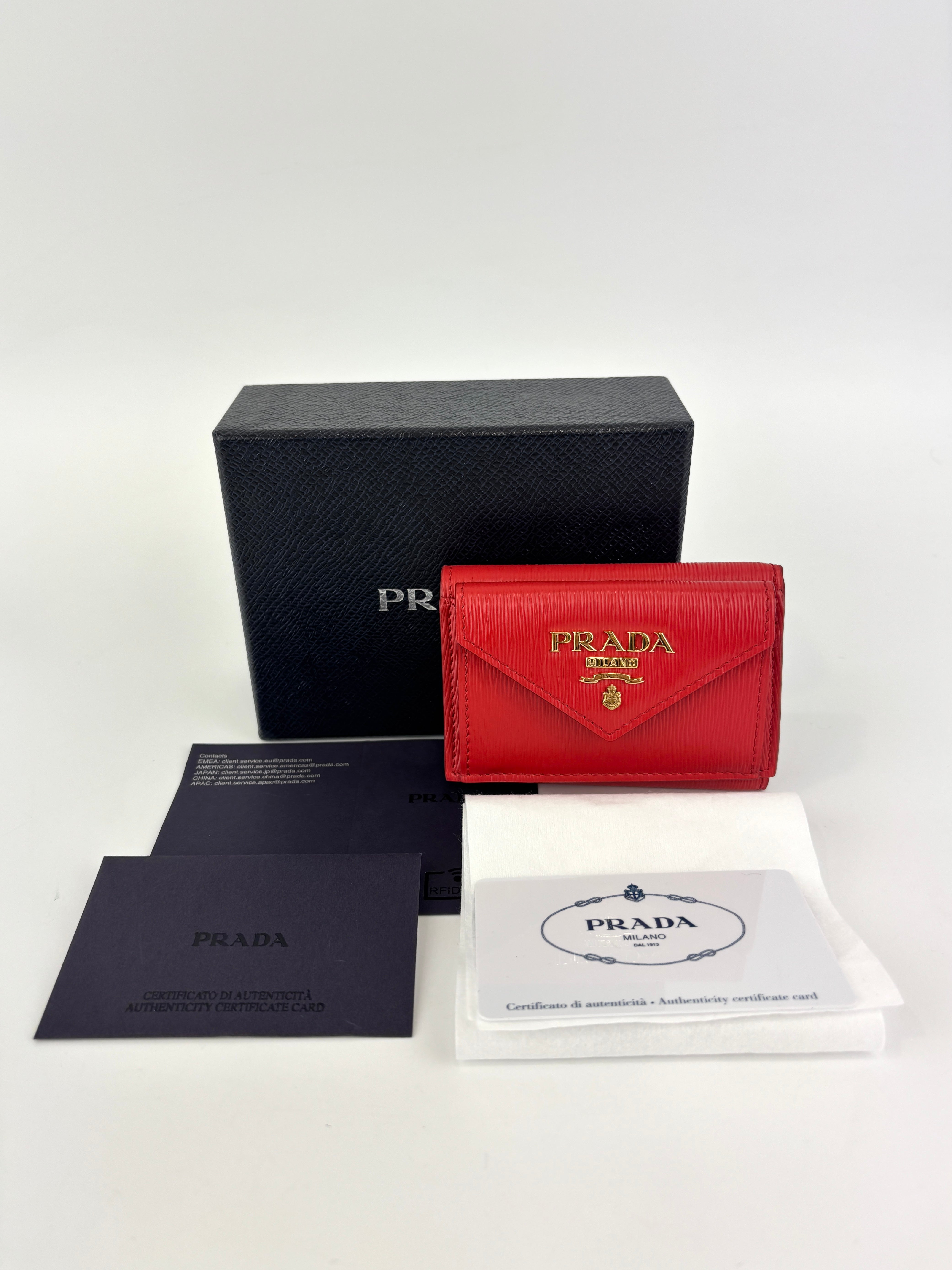 まいたん PRADA ミニウォレット ROSSO 1mh021 Prada 1MH021 Vitello Move Leather Wallet Red – Glampot
