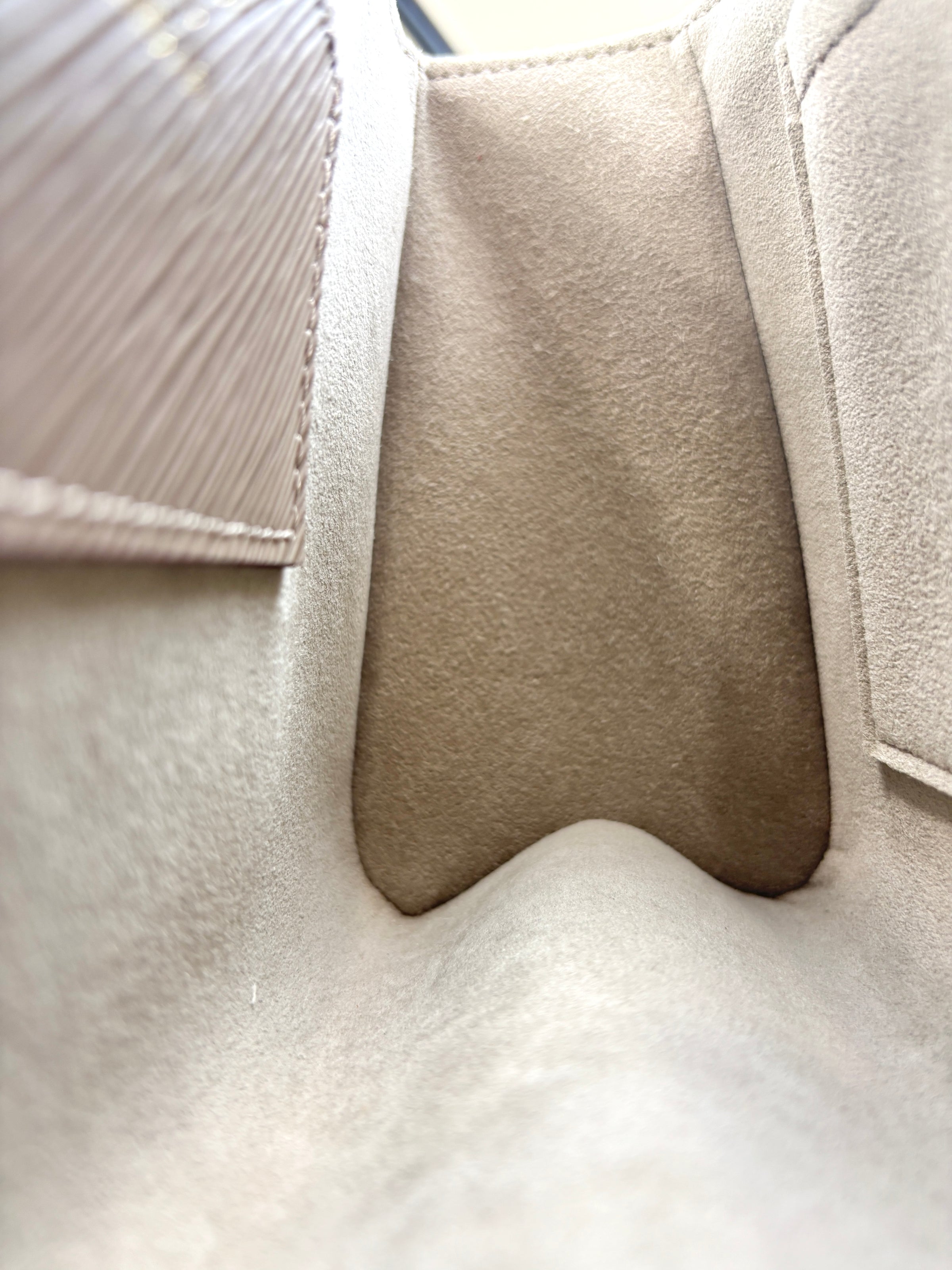 M21112 Twist MM Epi Leather Galet Grey