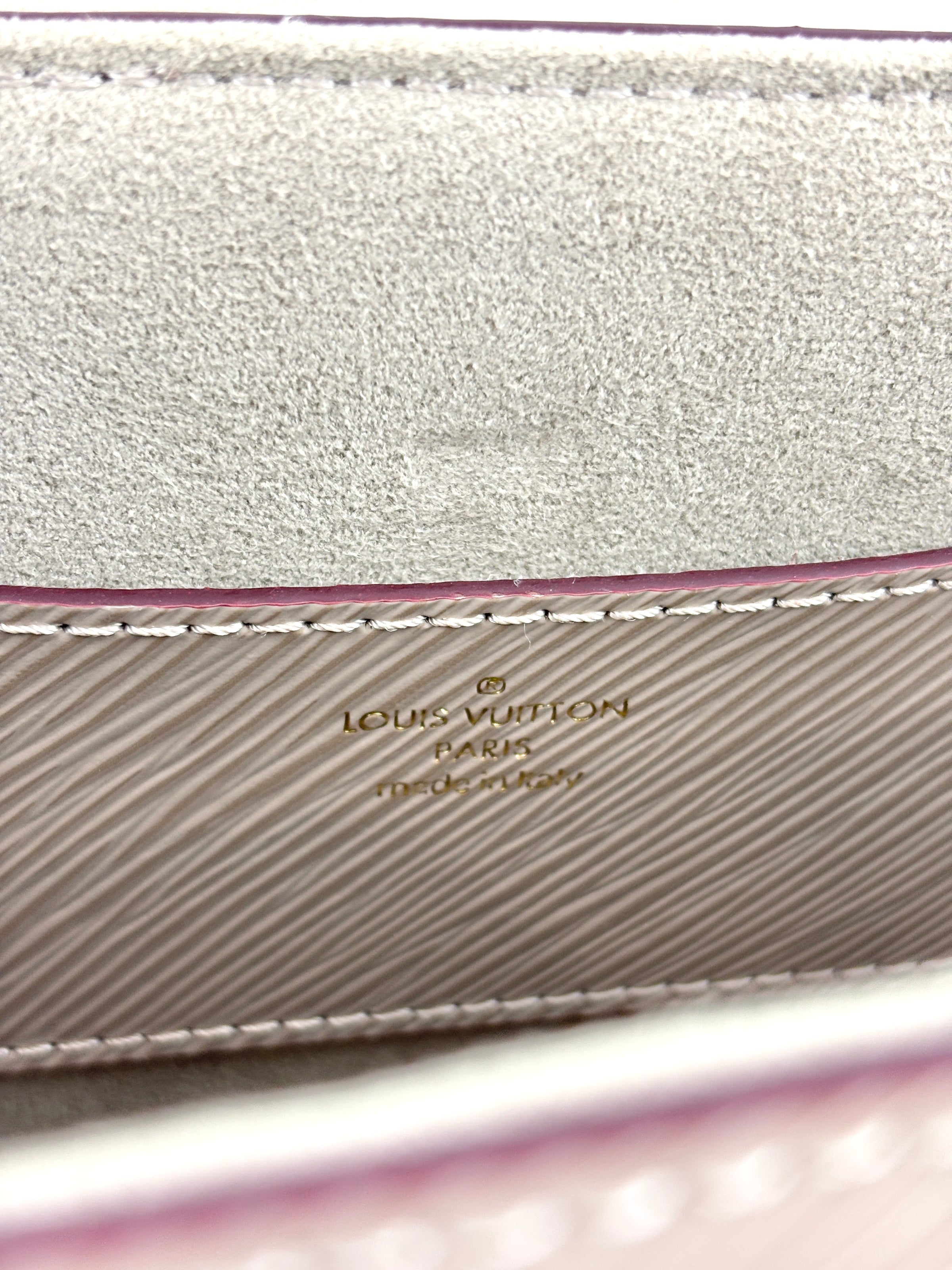 M21112 Twist MM Epi Leather Galet Grey