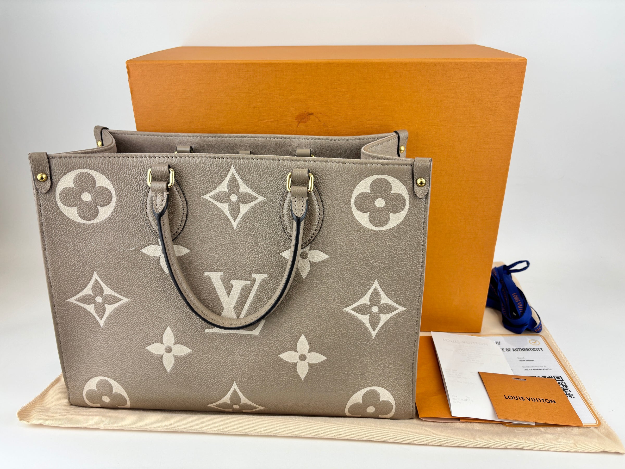 Onthego MM Bicolour Monogram Empreinte Leather Tourterelle / Crème