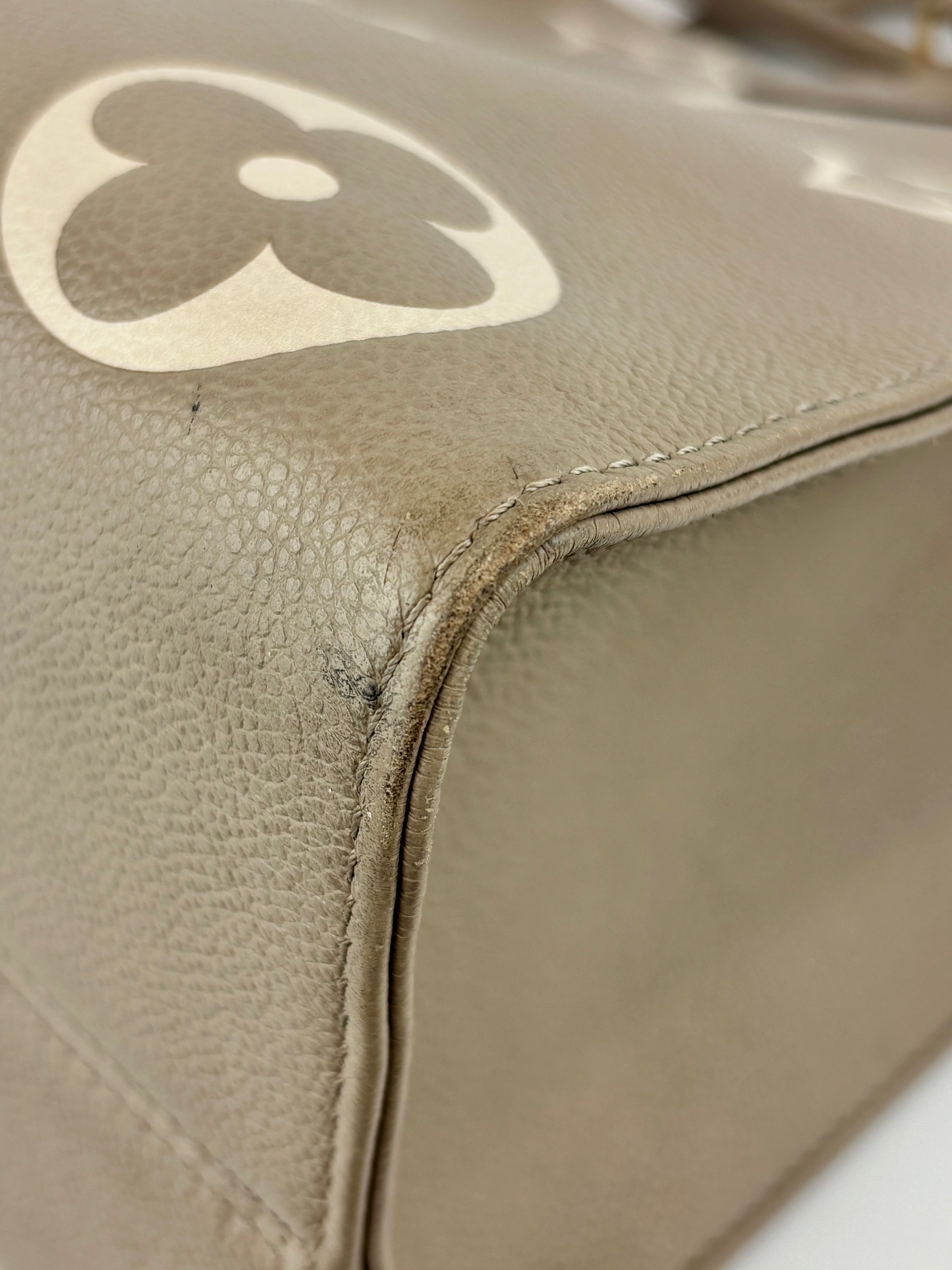 Onthego MM Bicolour Monogram Empreinte Leather Tourterelle / Crème
