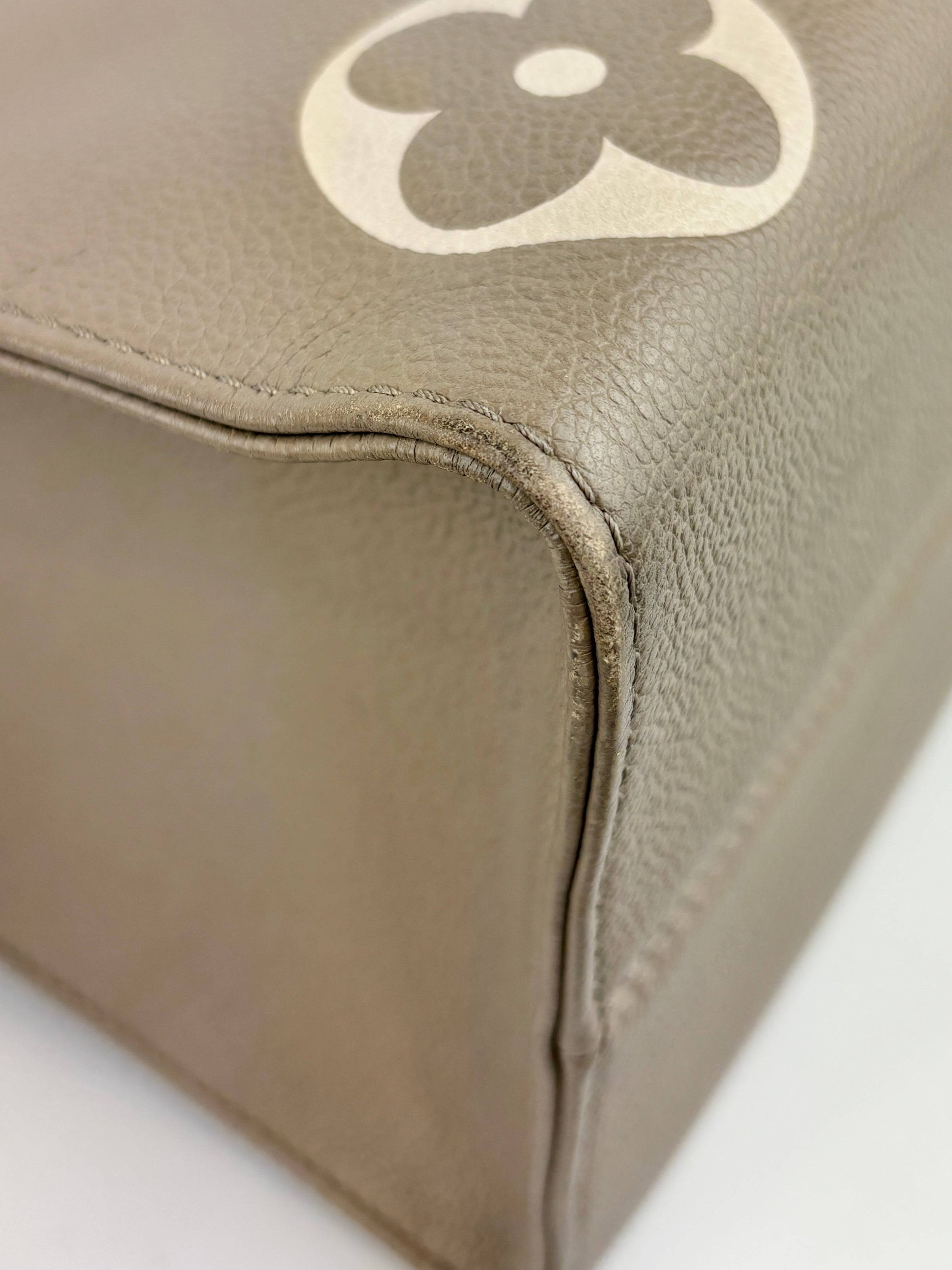 Onthego MM Bicolour Monogram Empreinte Leather Tourterelle / Crème
