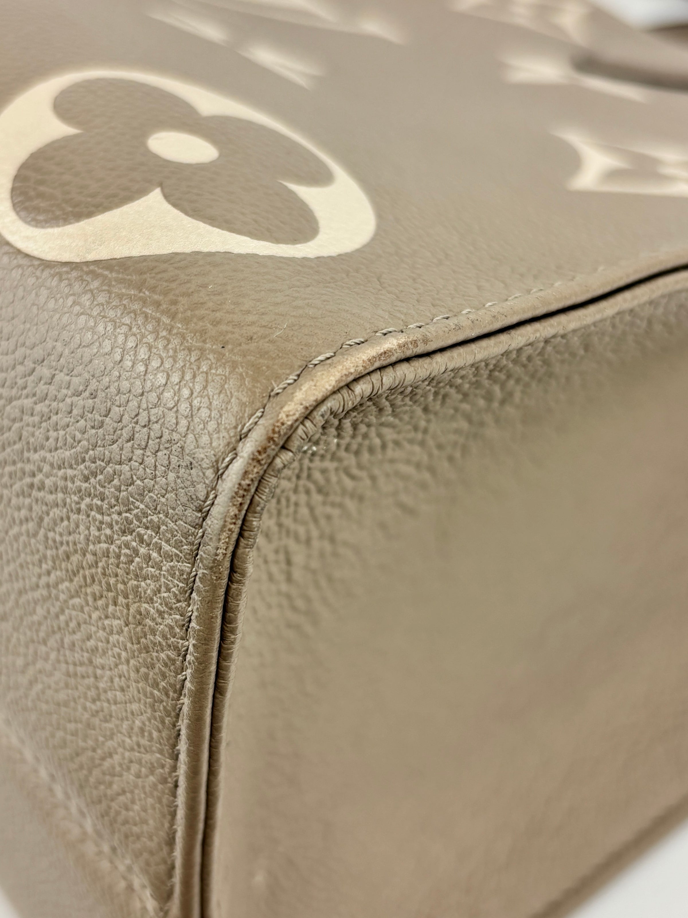 Onthego MM Bicolour Monogram Empreinte Leather Tourterelle / Crème