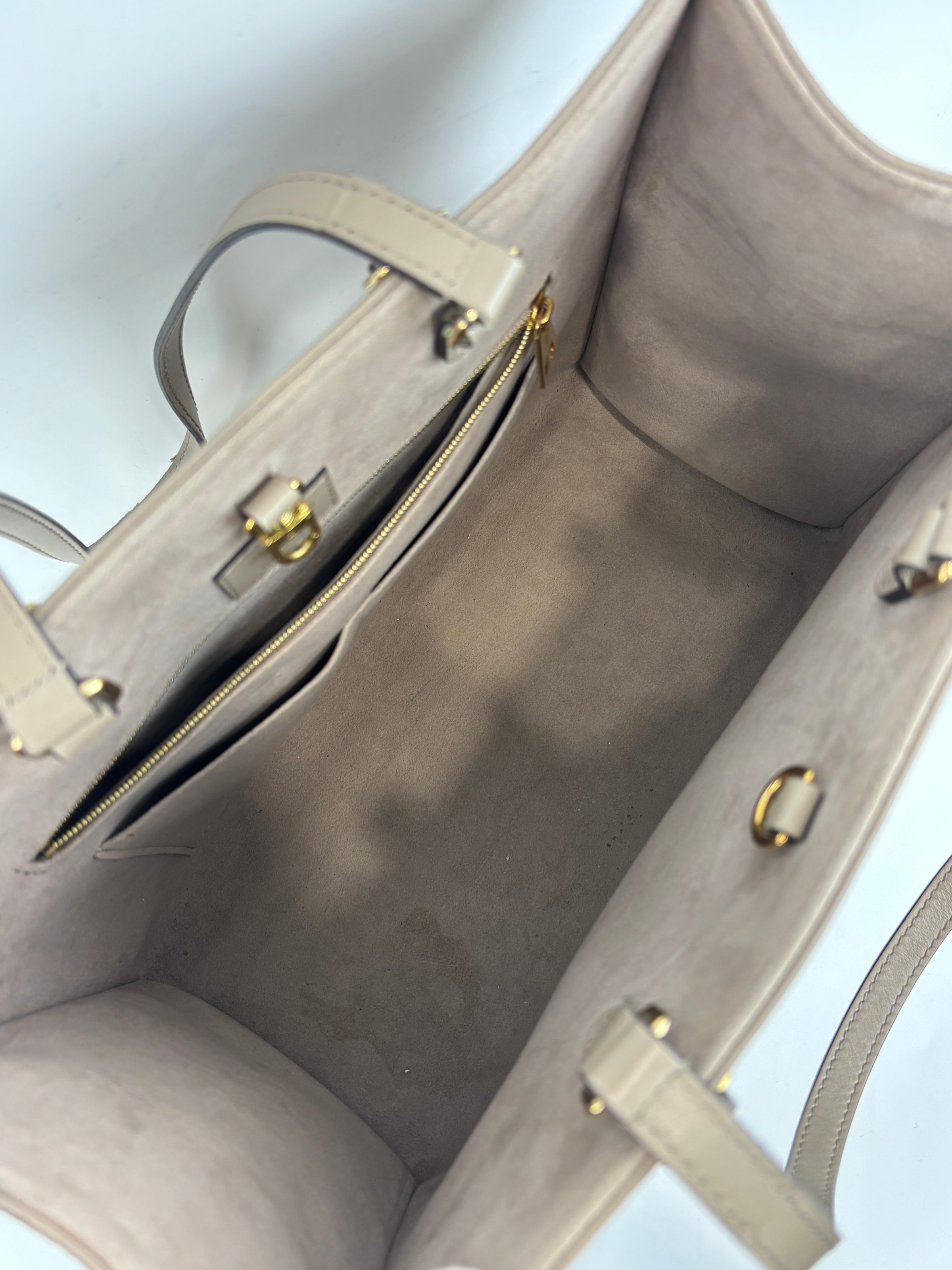 Onthego MM Bicolour Monogram Empreinte Leather Tourterelle / Crème