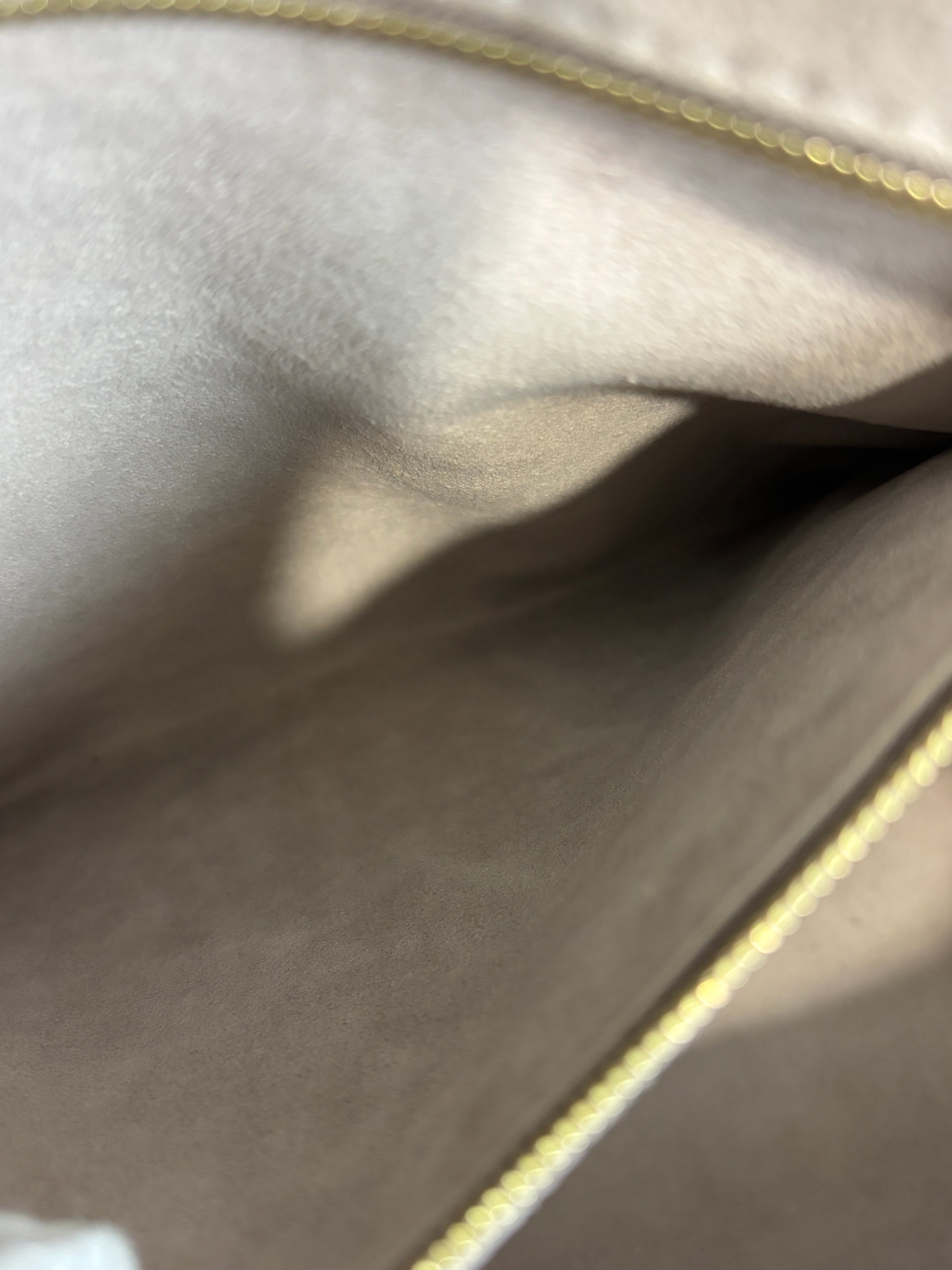 Onthego MM Bicolour Monogram Empreinte Leather Tourterelle / Crème