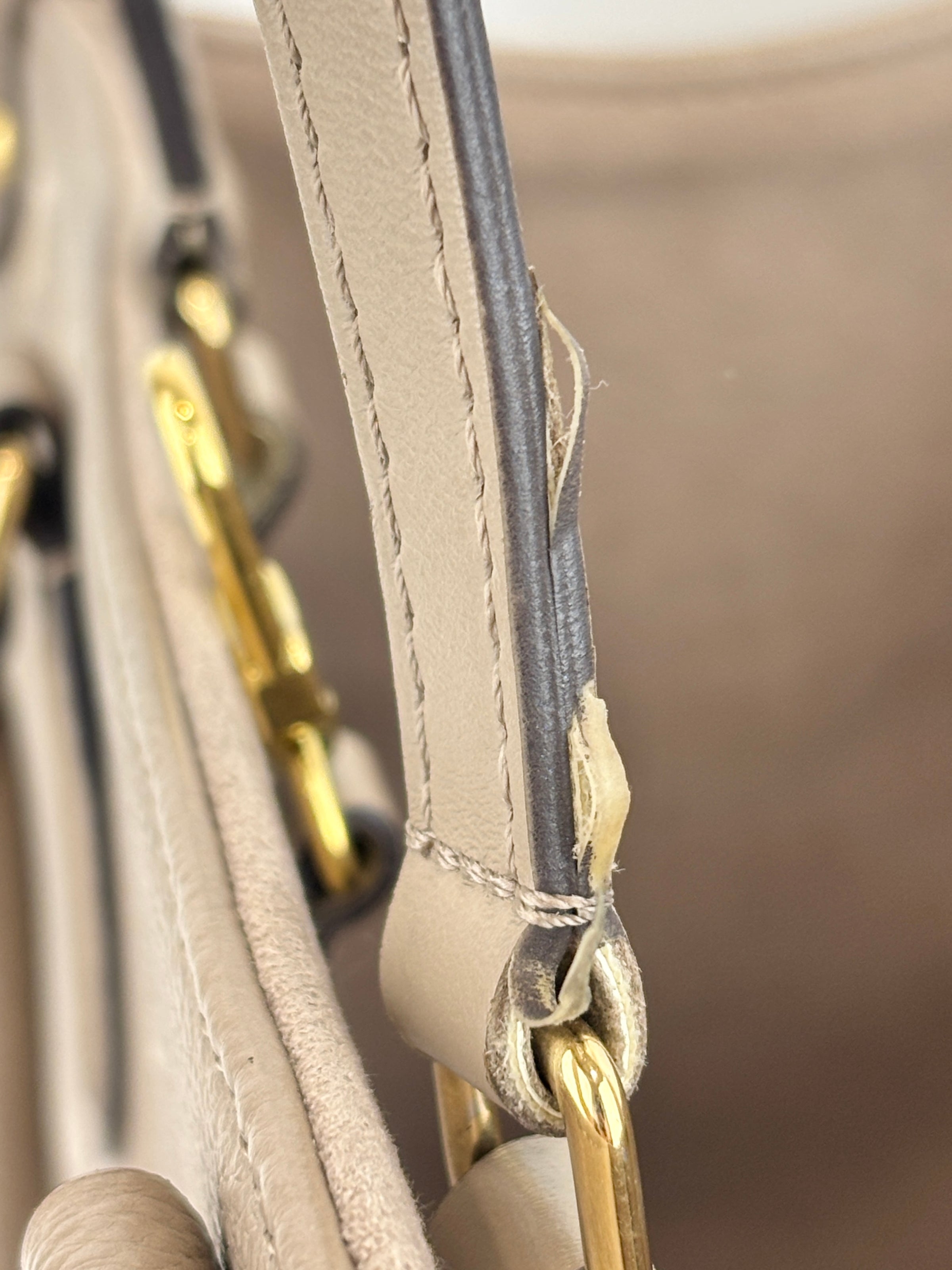 Onthego MM Bicolour Monogram Empreinte Leather Tourterelle / Crème
