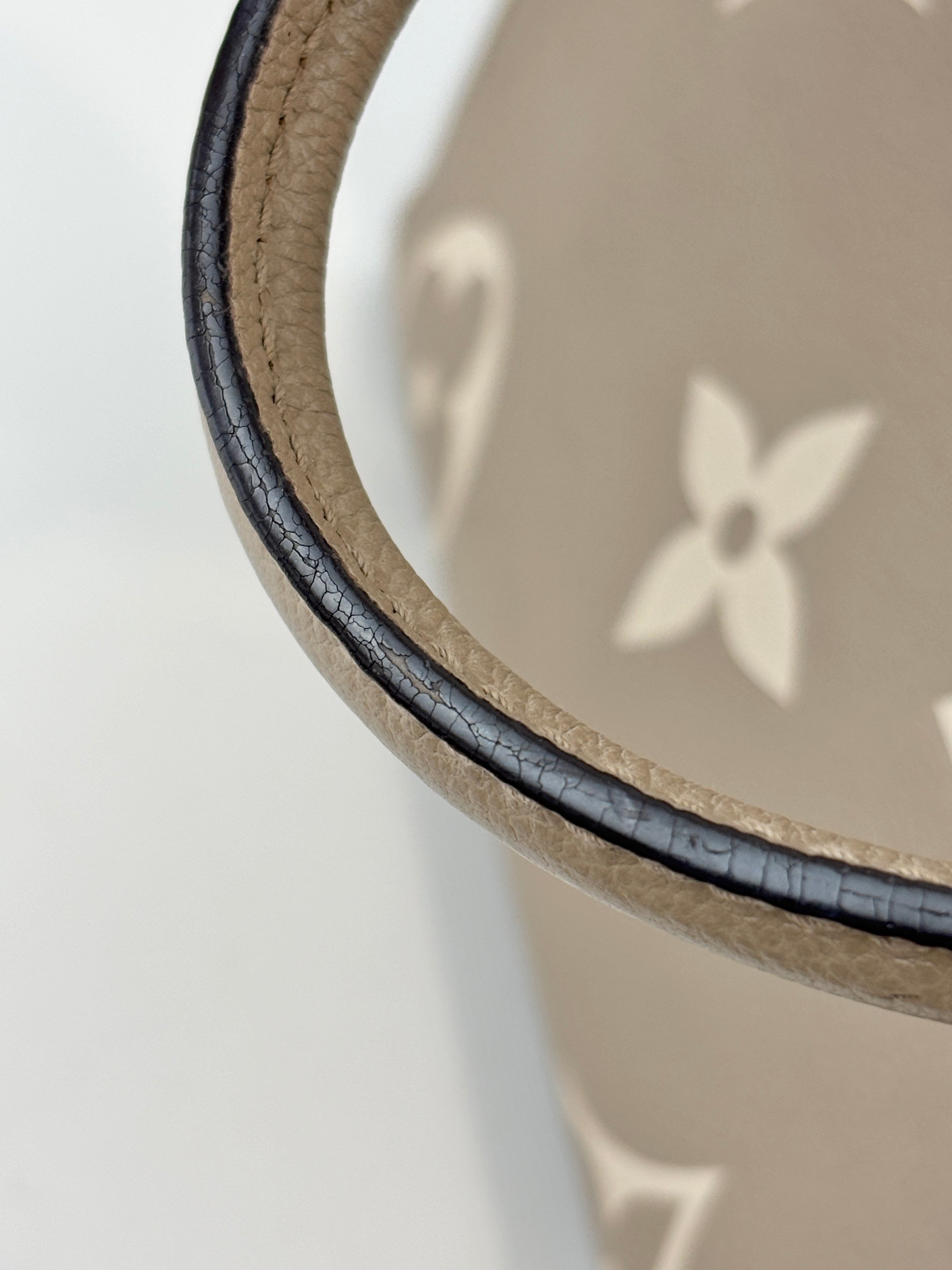 Onthego MM Bicolour Monogram Empreinte Leather Tourterelle / Crème
