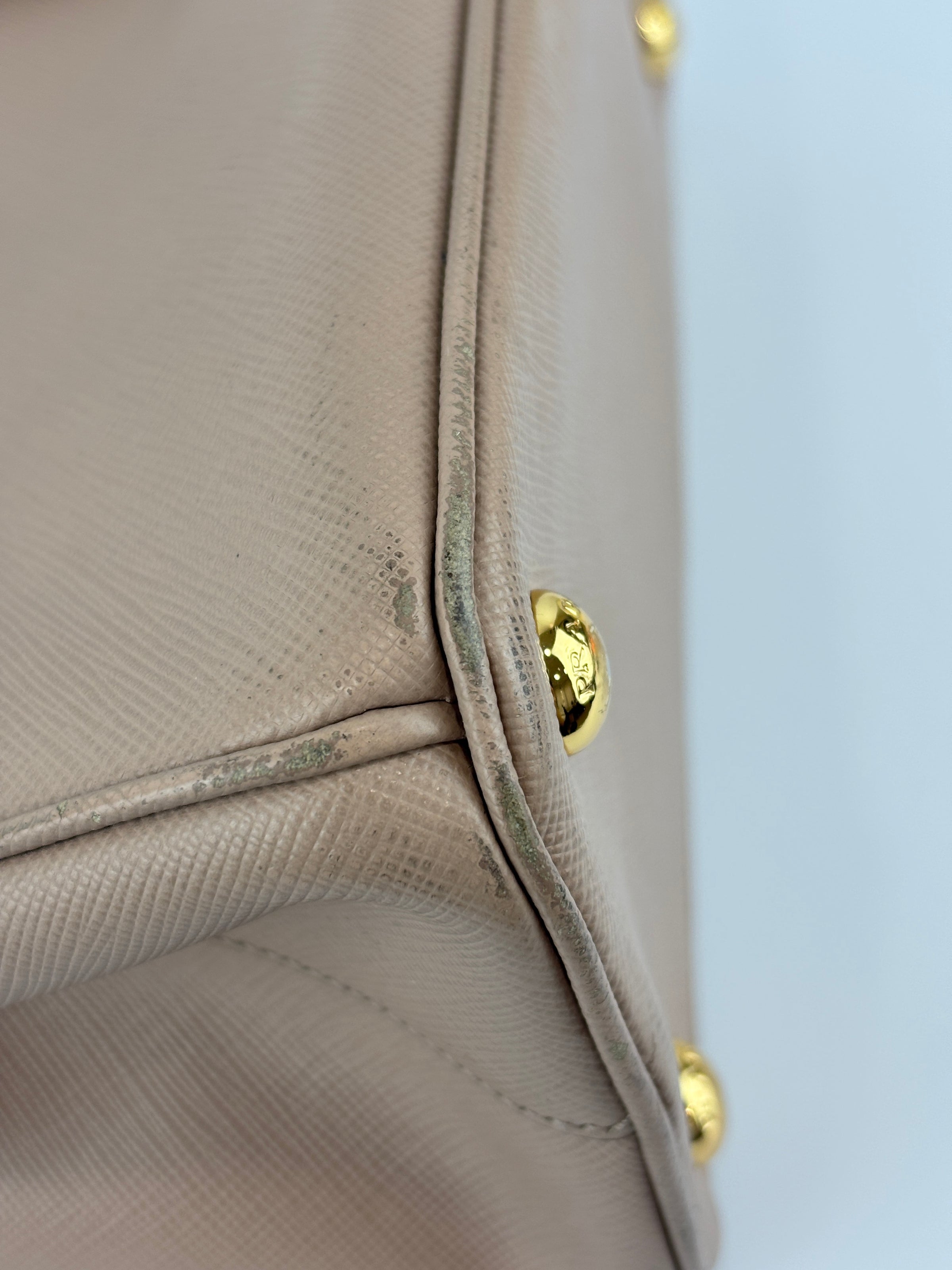 BN2896 Galleria Small Saffiano Leather Bag Cammeo
