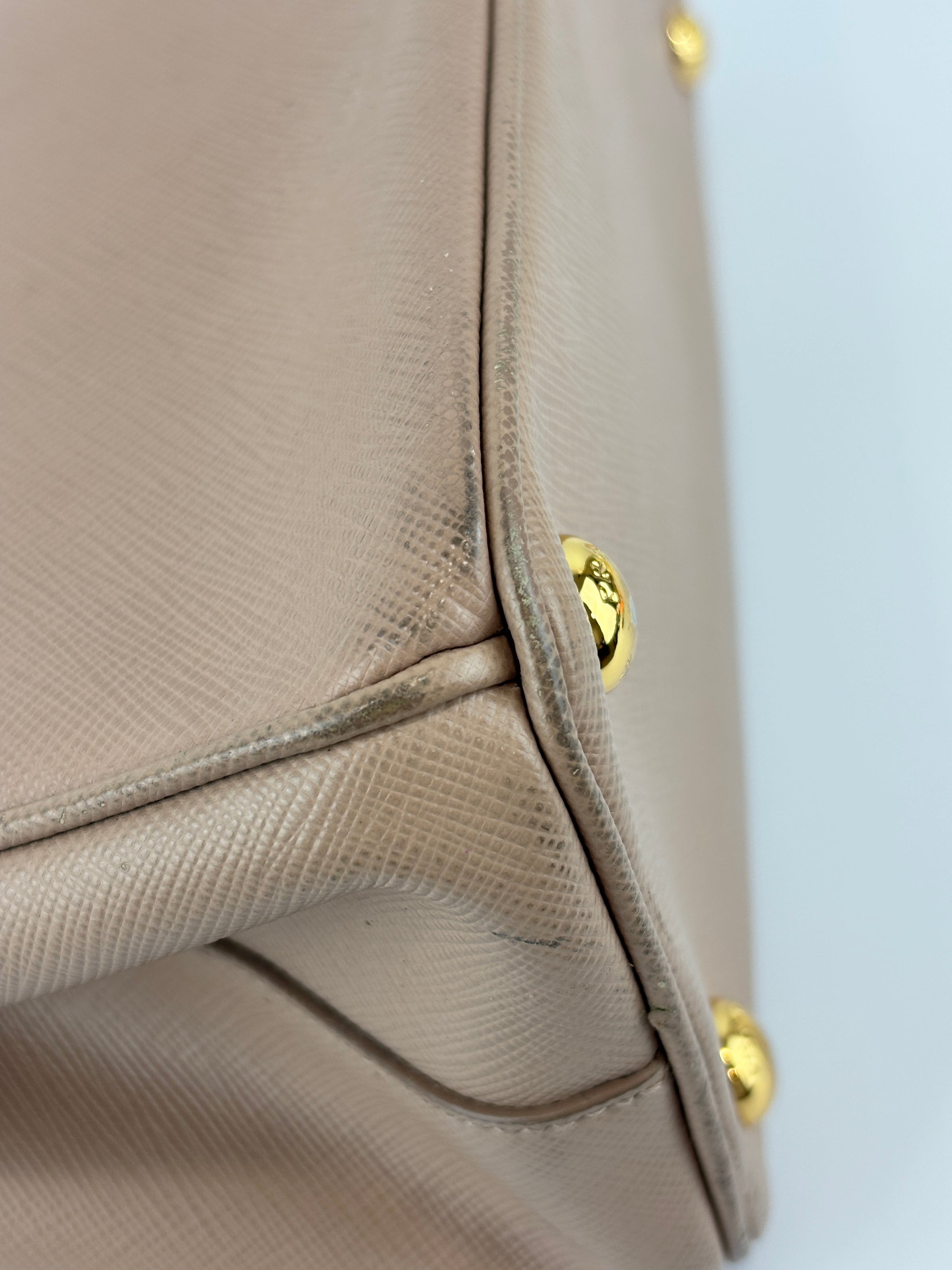 BN2896 Galleria Small Saffiano Leather Bag Cammeo