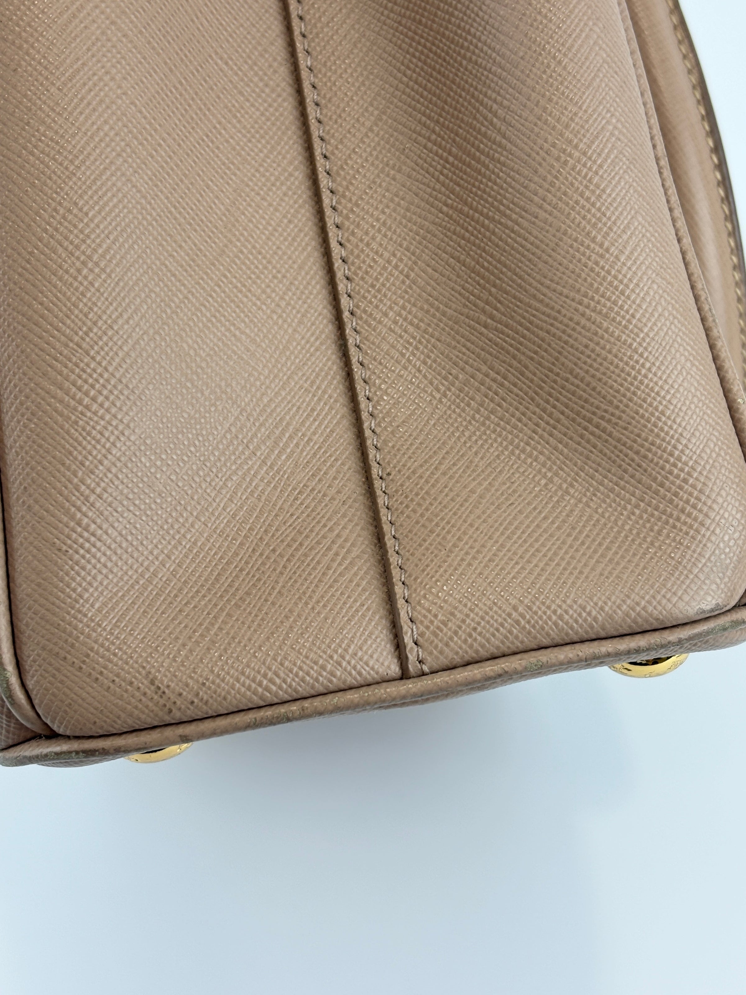 BN2896 Galleria Small Saffiano Leather Bag Cammeo