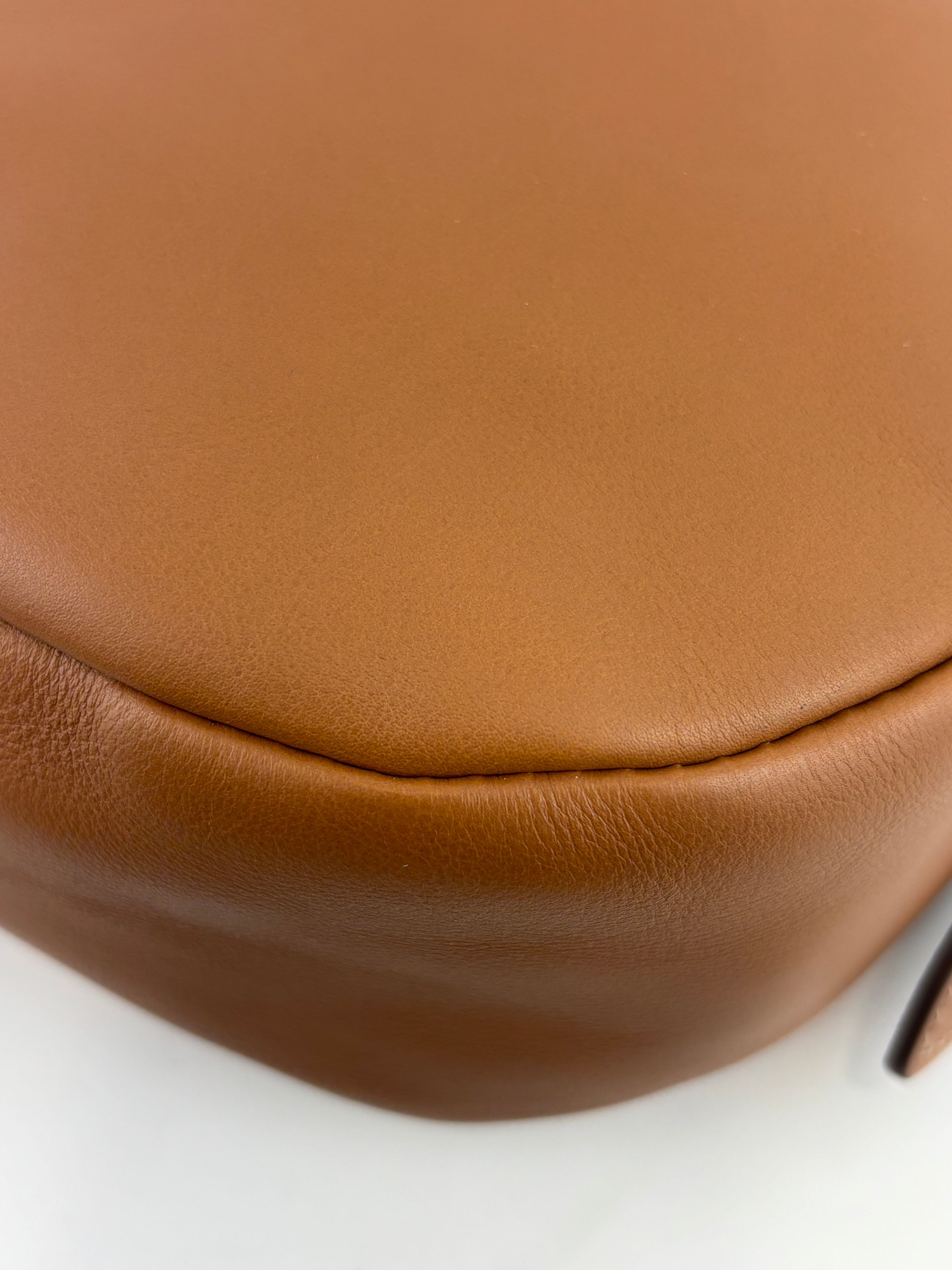5BC177 Logo-Plaque Sacca in Pelle Fine Calf Leather Hobo Bag Cognac
