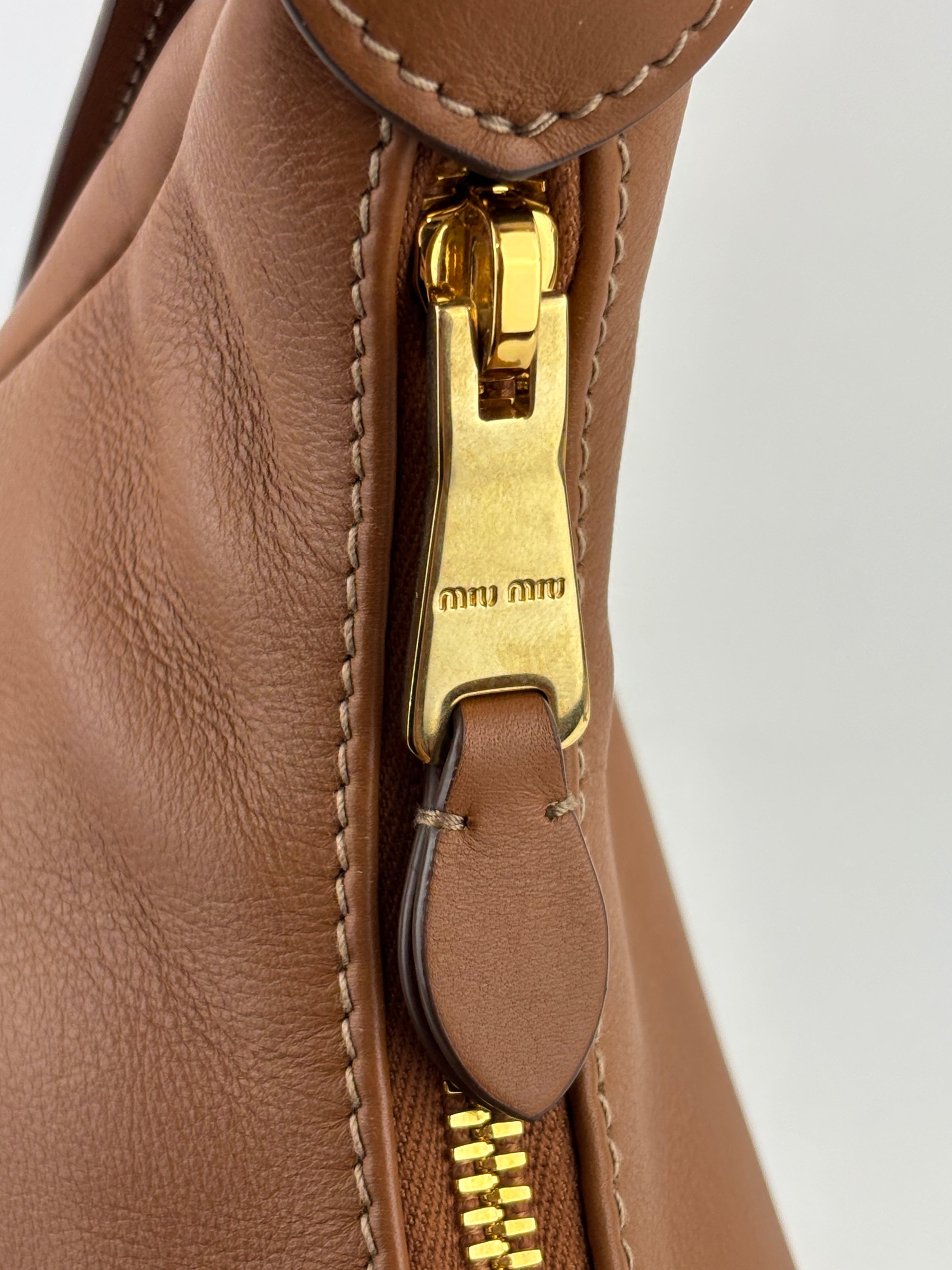 5BC177 Logo-Plaque Sacca in Pelle Fine Calf Leather Hobo Bag Cognac