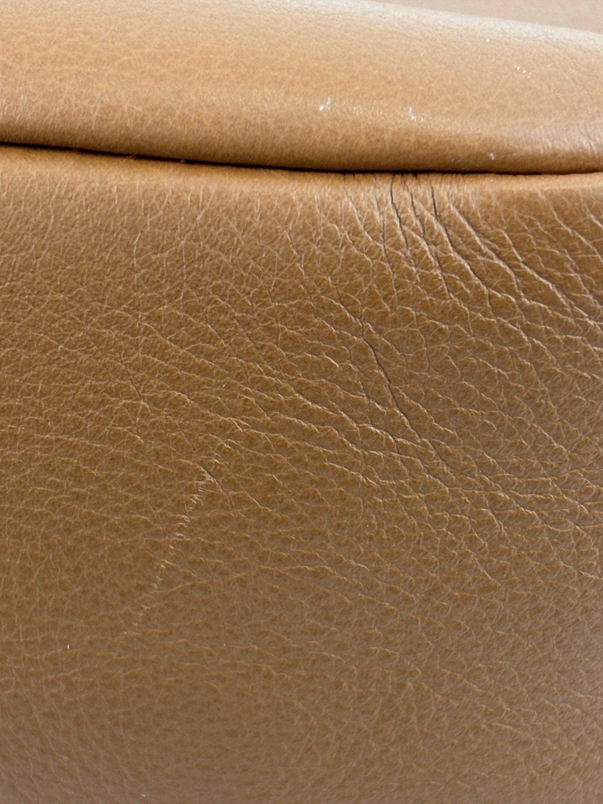 5BC177 Logo-Plaque Sacca in Pelle Fine Calf Leather Hobo Bag Cognac