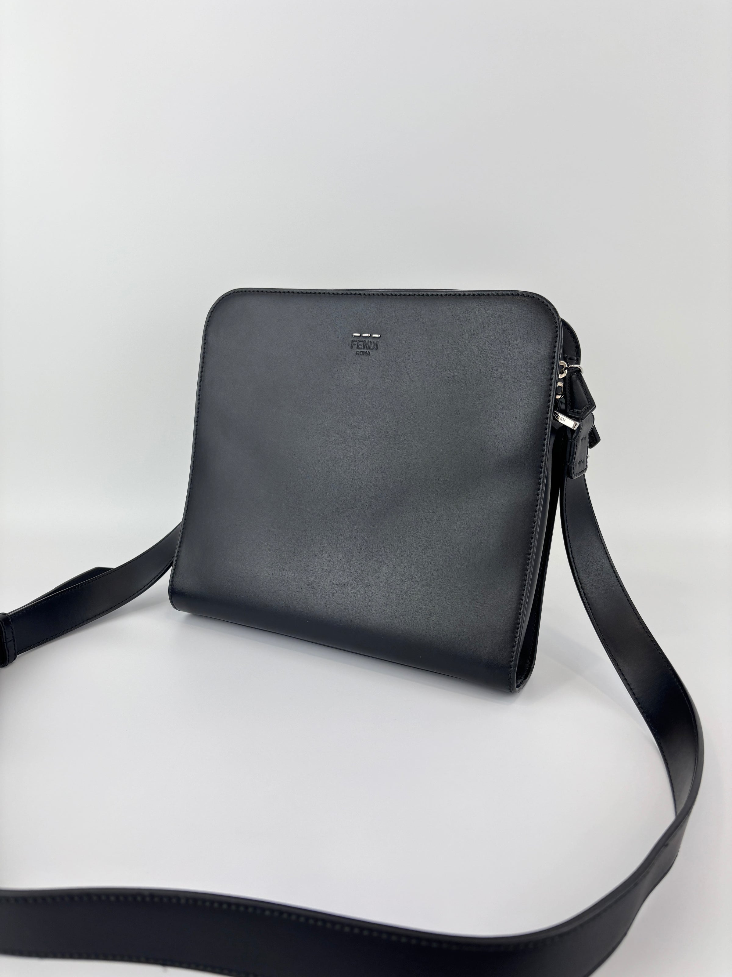 7VA415-70R Men's Black Smooth Leather Messenger Bag