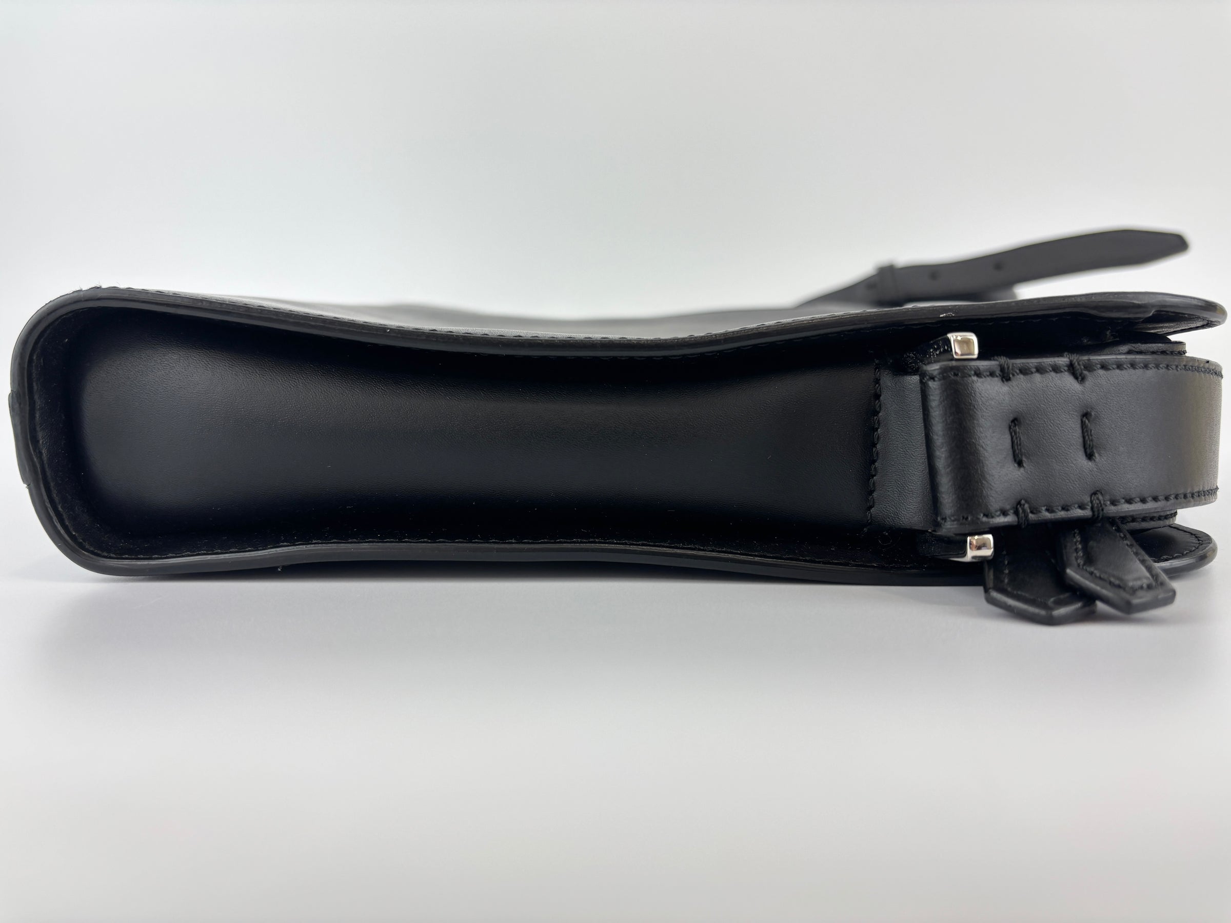 7VA415-70R Men's Black Smooth Leather Messenger Bag